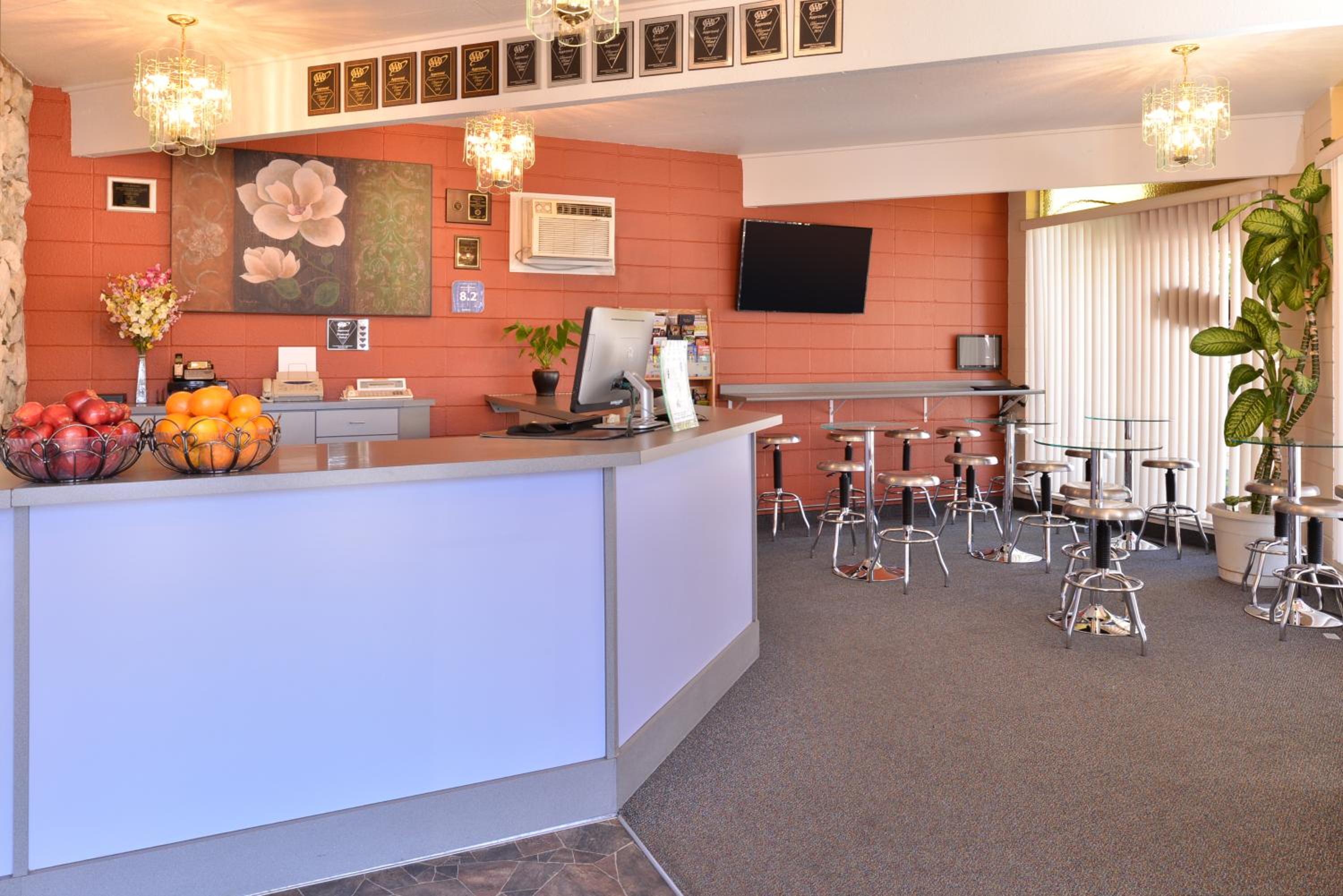 Klamath Falls Vacations - Maverick Motel - Modern Renovated Motel - Property Image 2