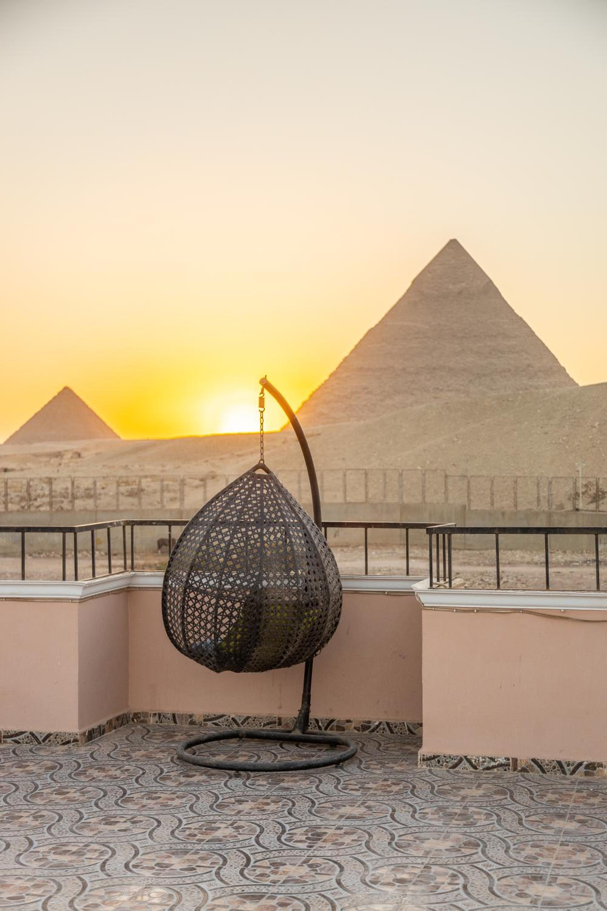 Grensha Pyramids inn
