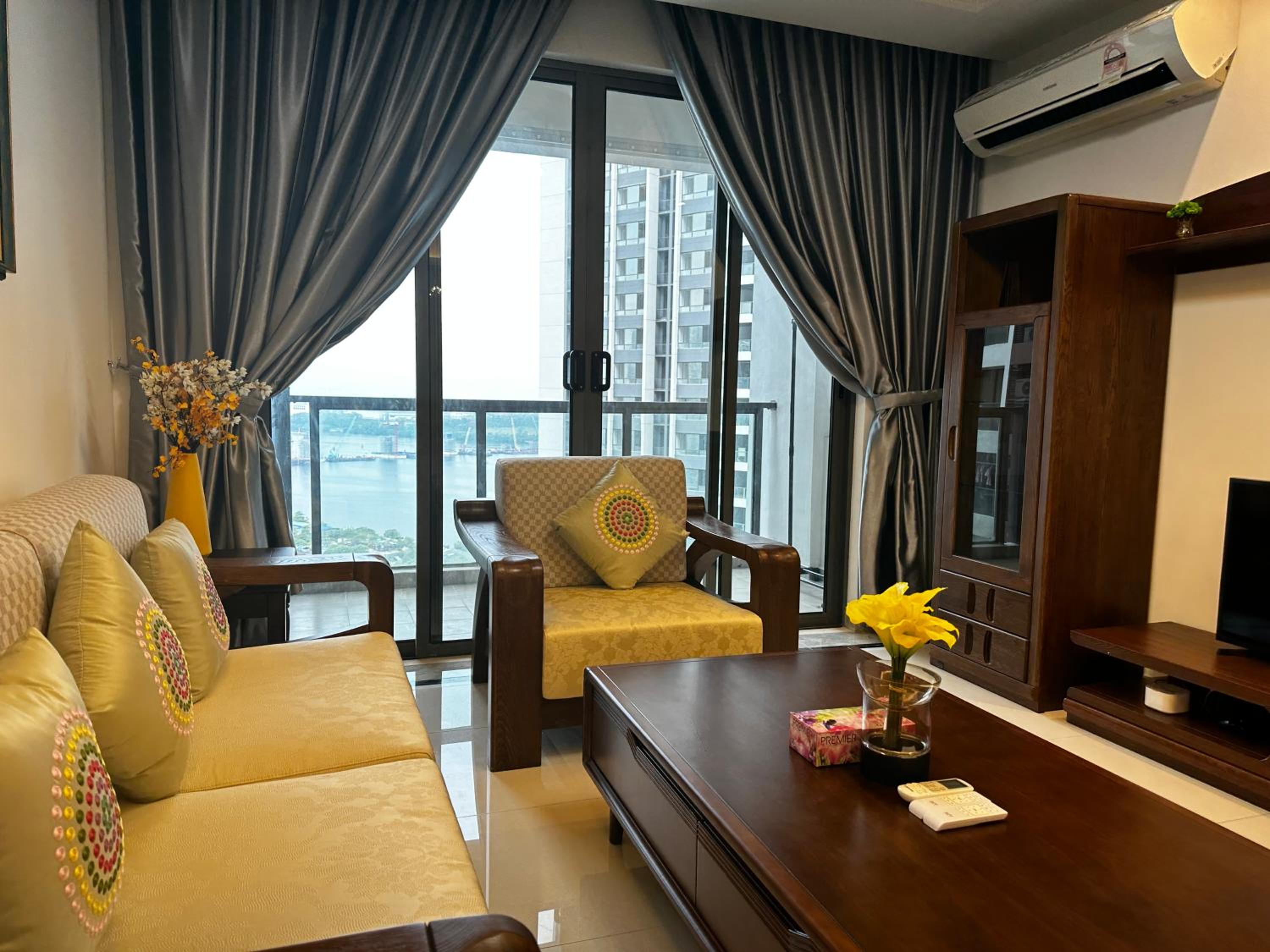 R&F Princess Cove by StayHere - 3BR with balcony