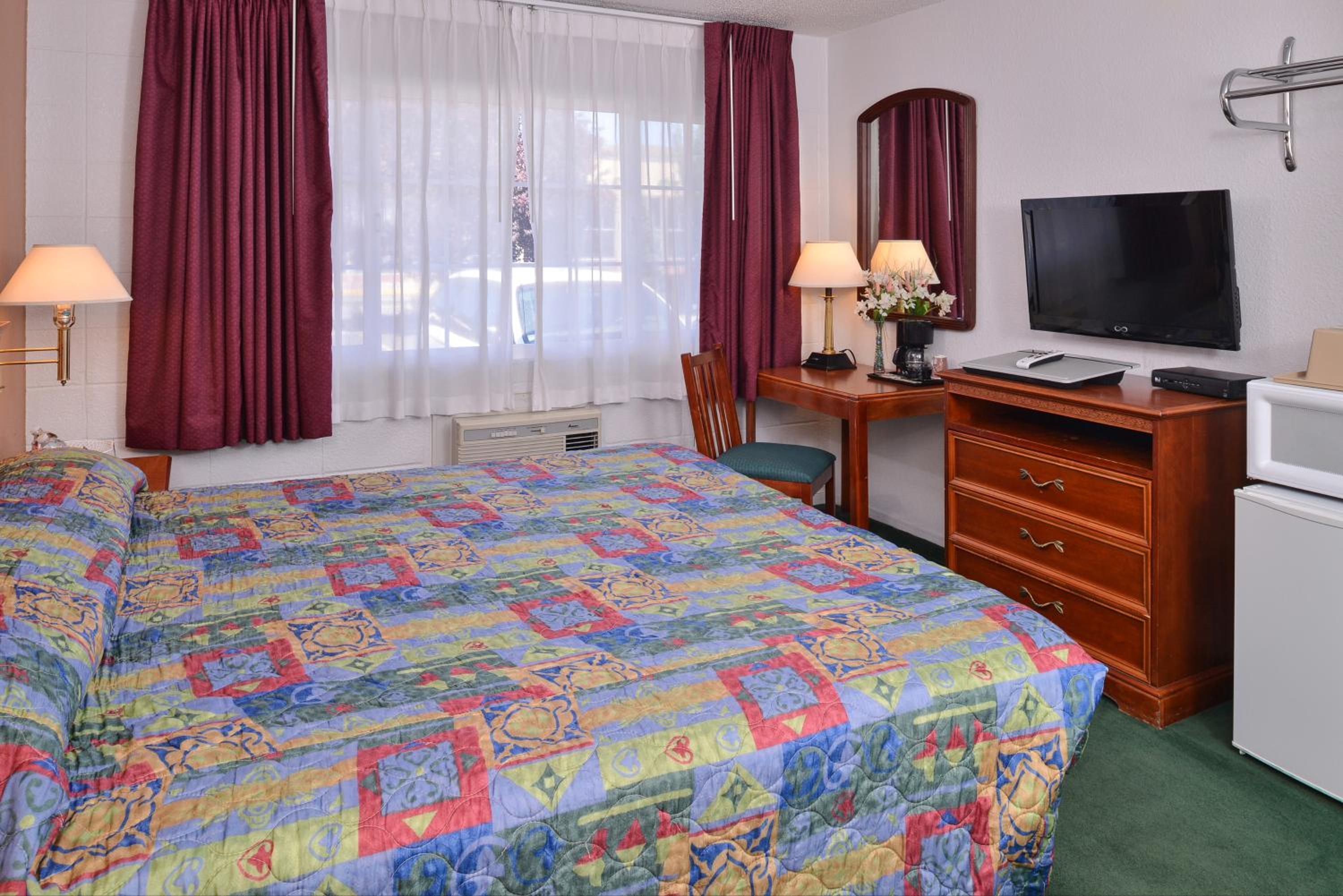 Klamath Falls Vacations - Maverick Motel - Modern Renovated Motel - Property Image 1