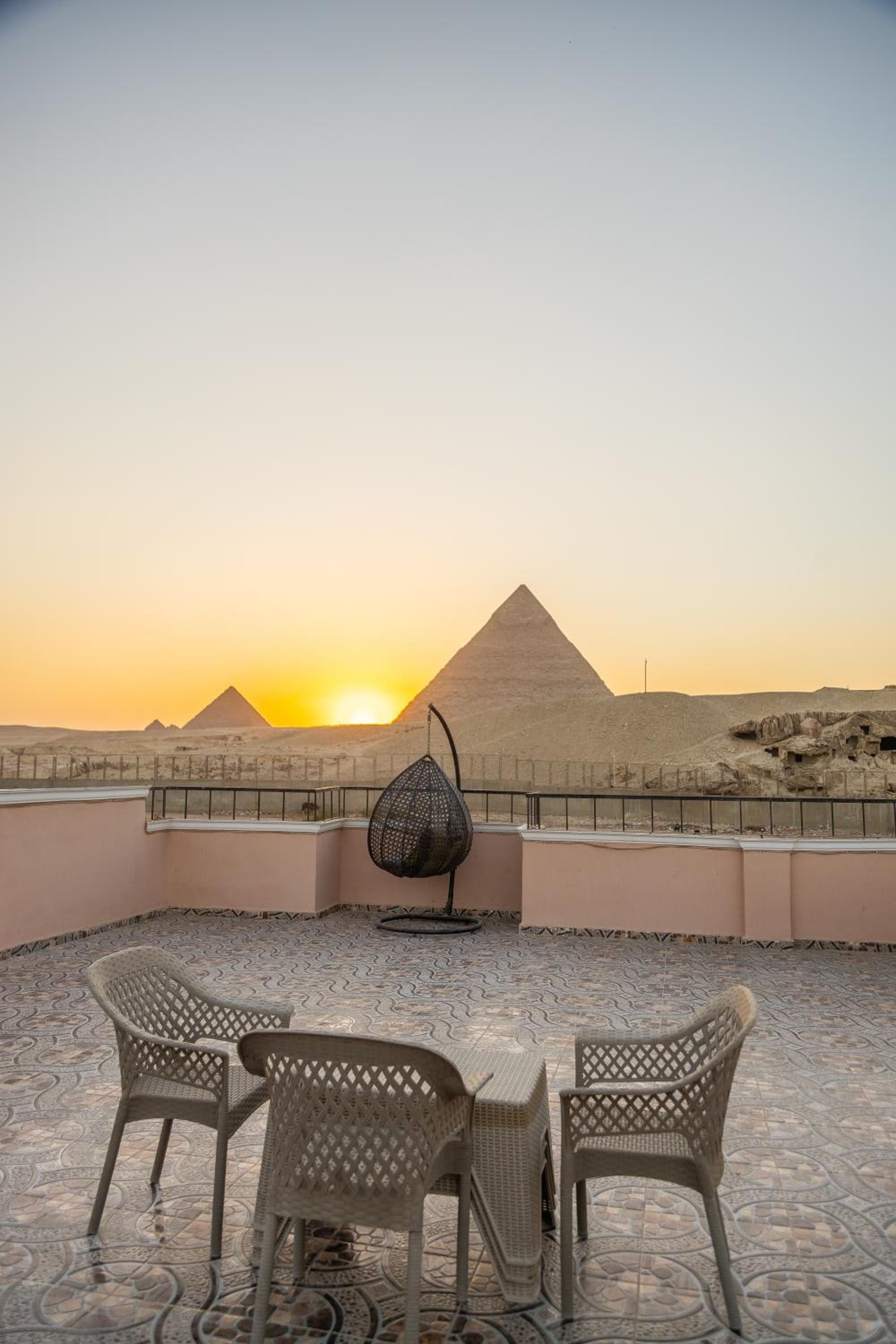 Grensha Pyramids inn