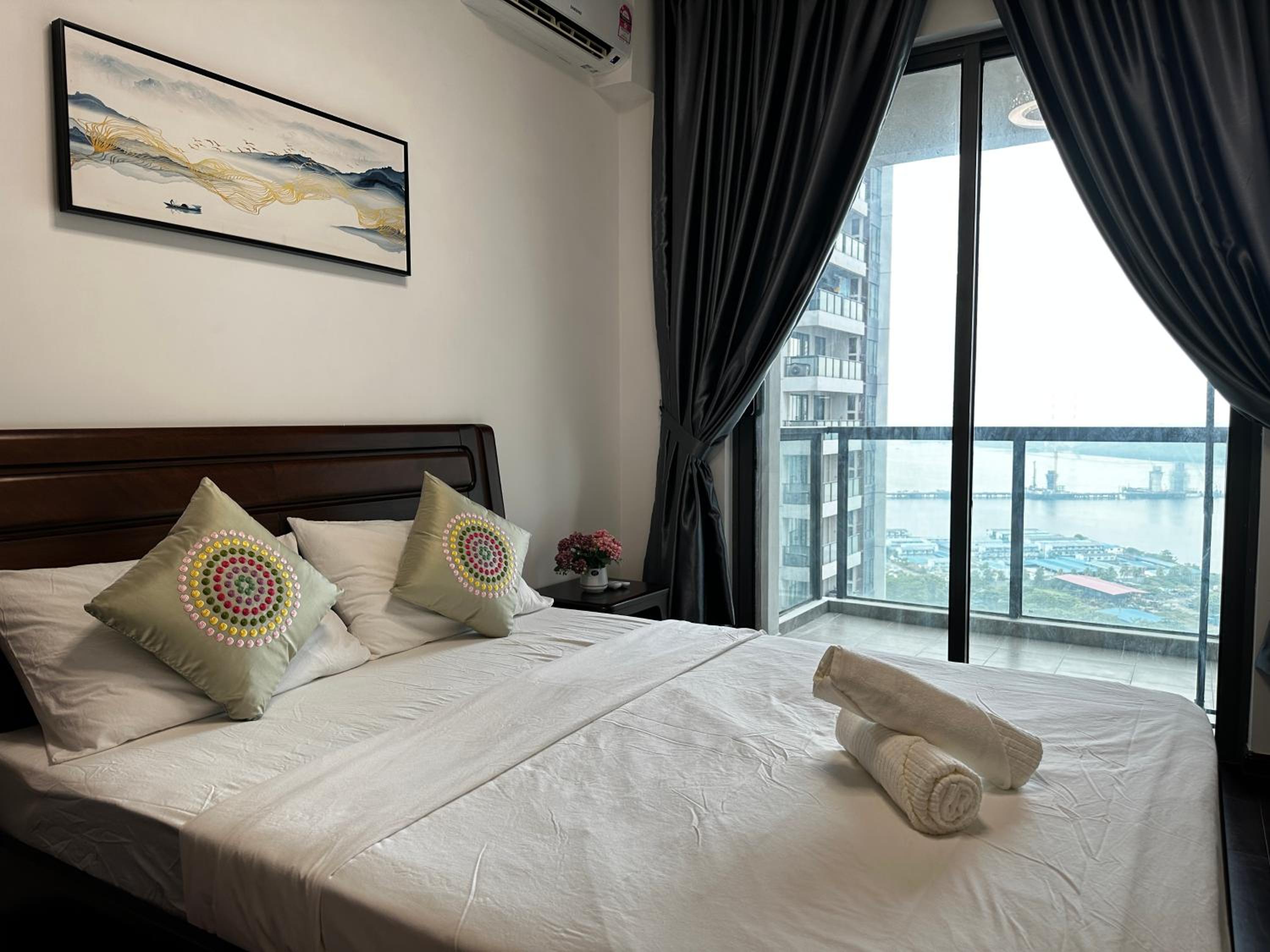 R&F Princess Cove by StayHere - 3BR with balcony