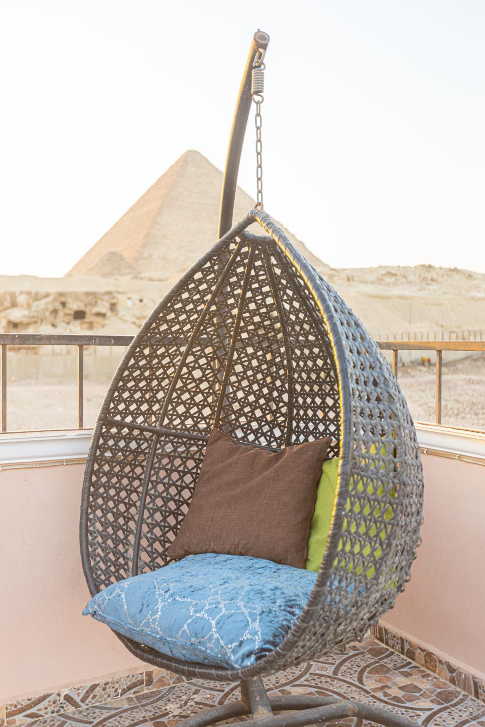 Grensha Pyramids inn