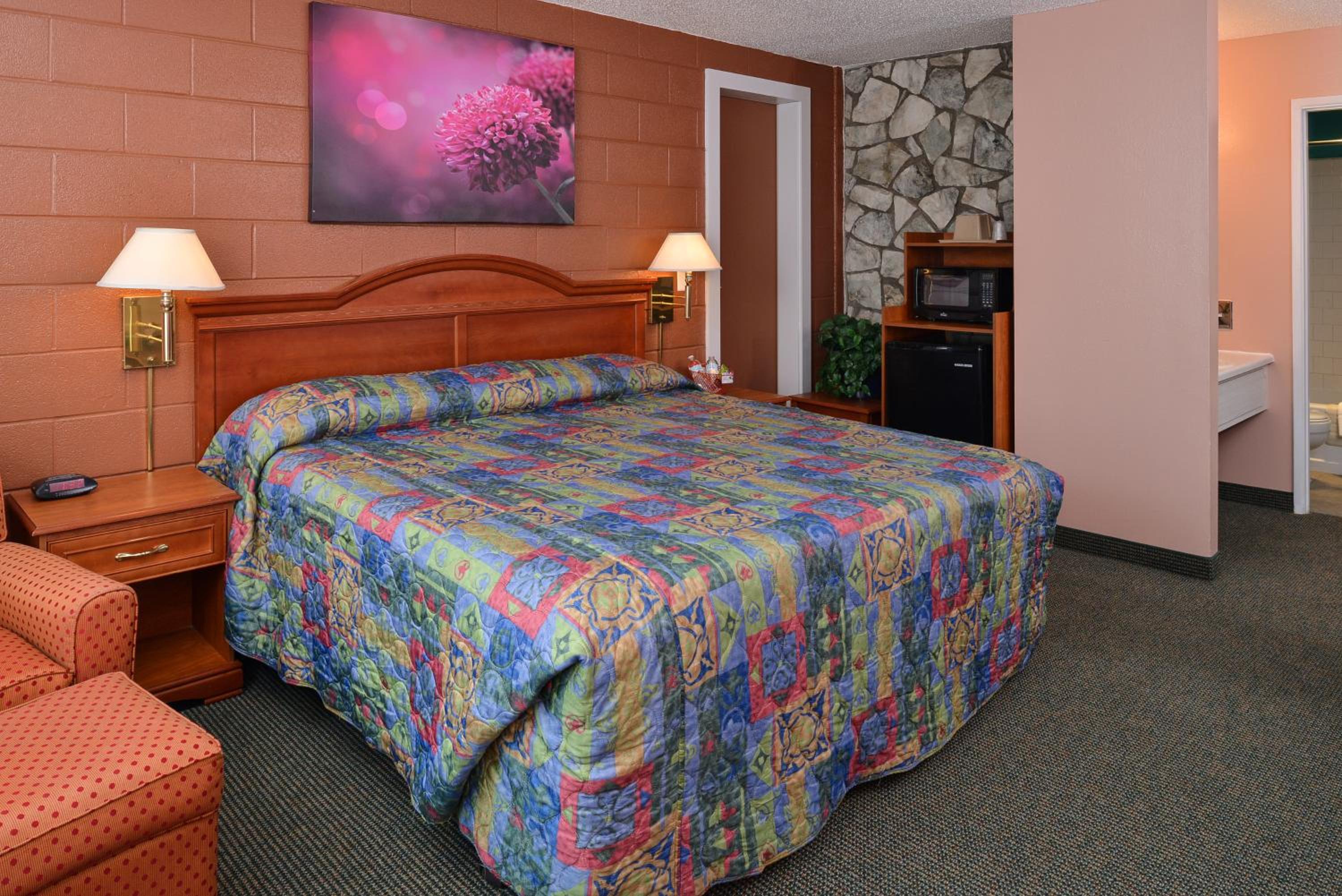 Klamath Falls Vacations - Maverick Motel - Modern Renovated Motel - Property Image 3