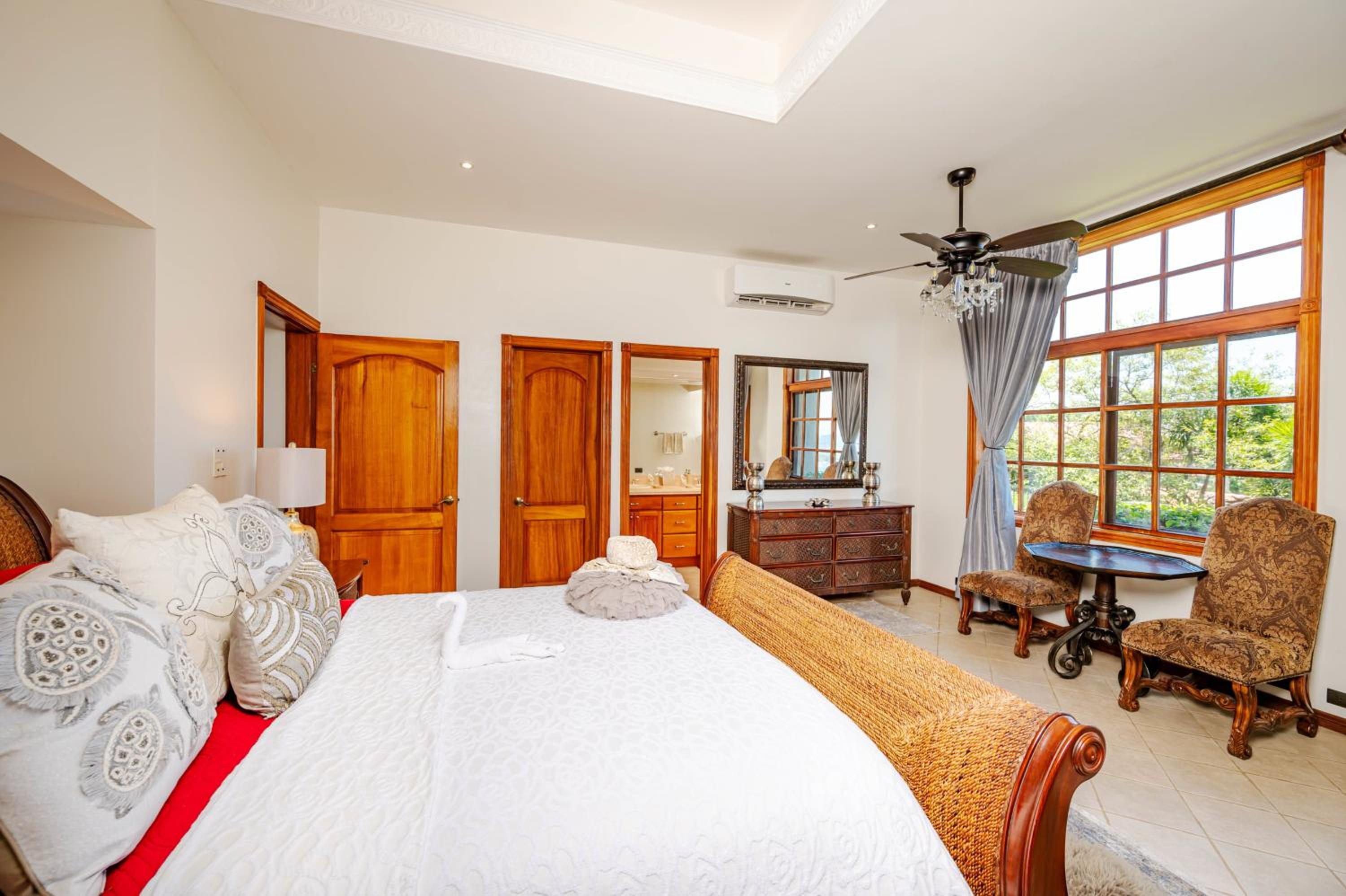 Casa Cole Top-of-the-World Villa w Pool Views
