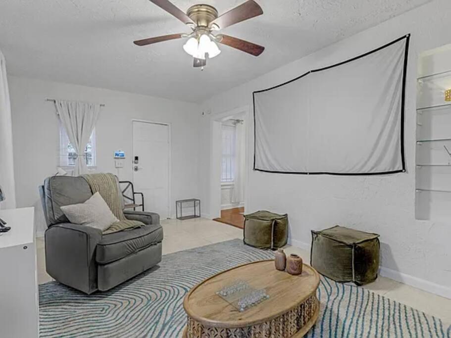 Stylish 3BR Villa Near Beaches & Downtown Entertainment view 4