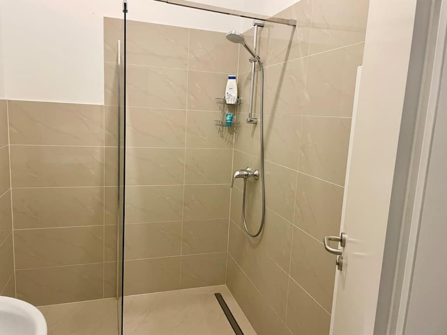 Premium Apartment with Terrace - Free Parking