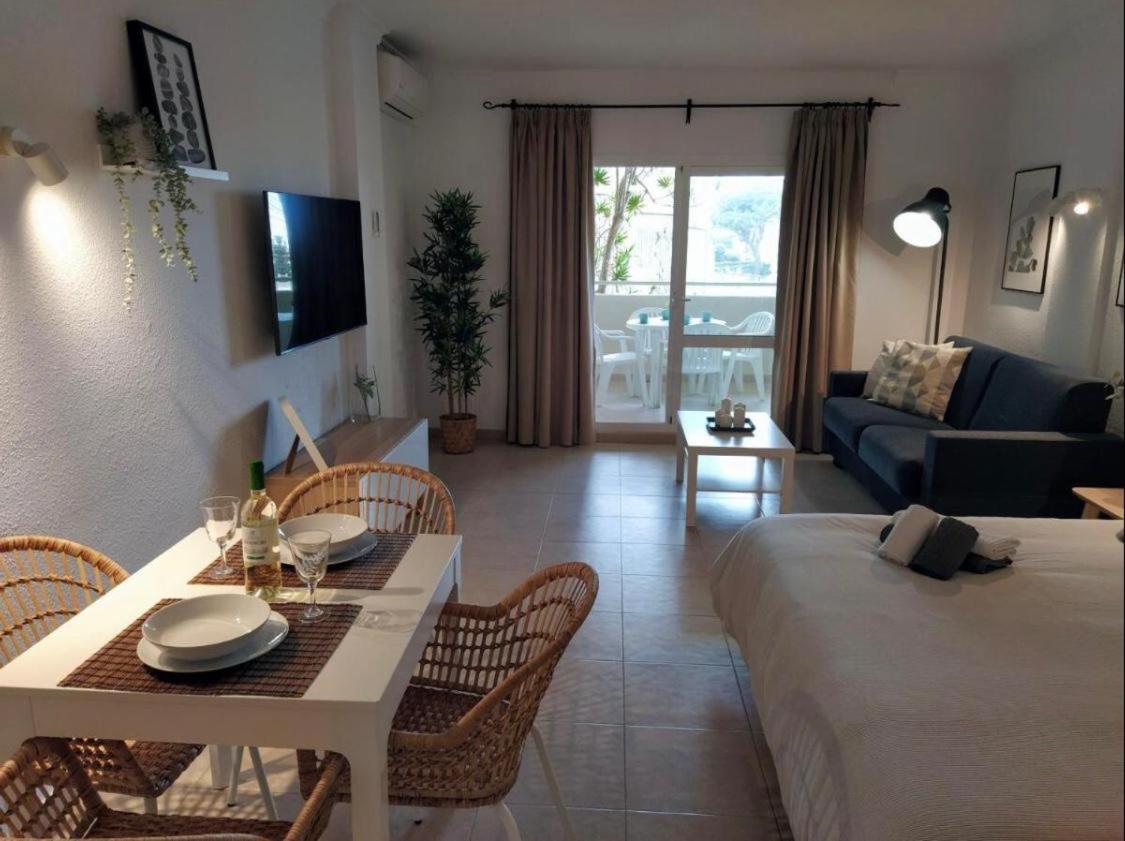 EL ESTUDIO DE LA PLAYA Sunny Holidays Benalbeach