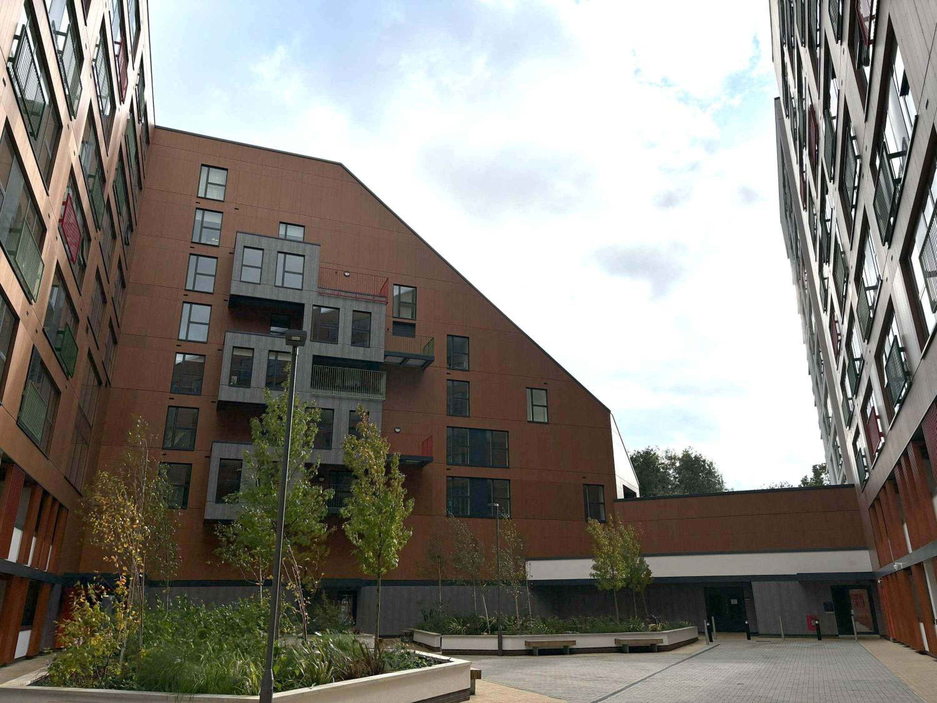 Modern 2 bed with parking - Grand Exchange, Brackn view 3