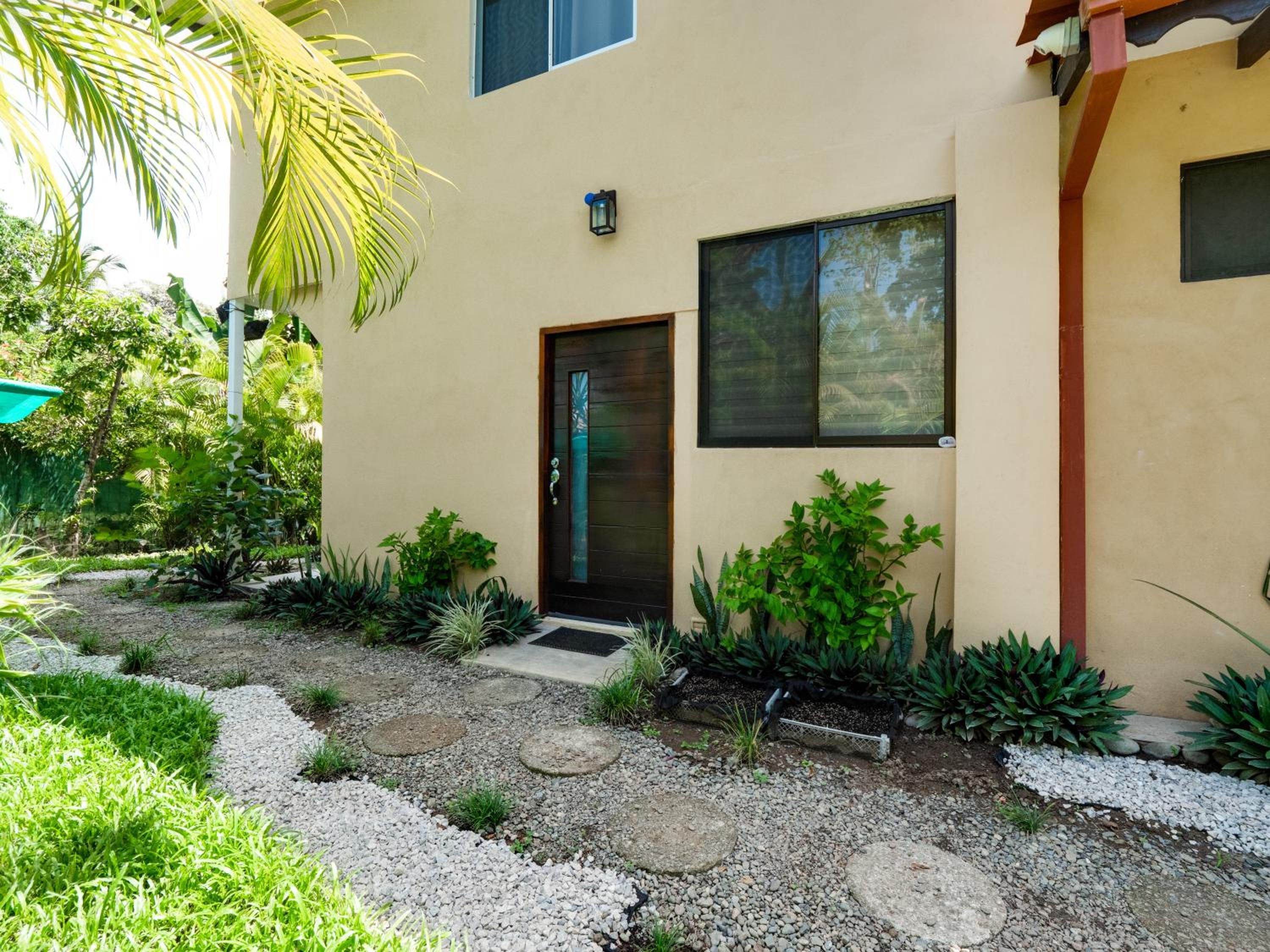 Modern new 1 bedroom apt with air conditioner