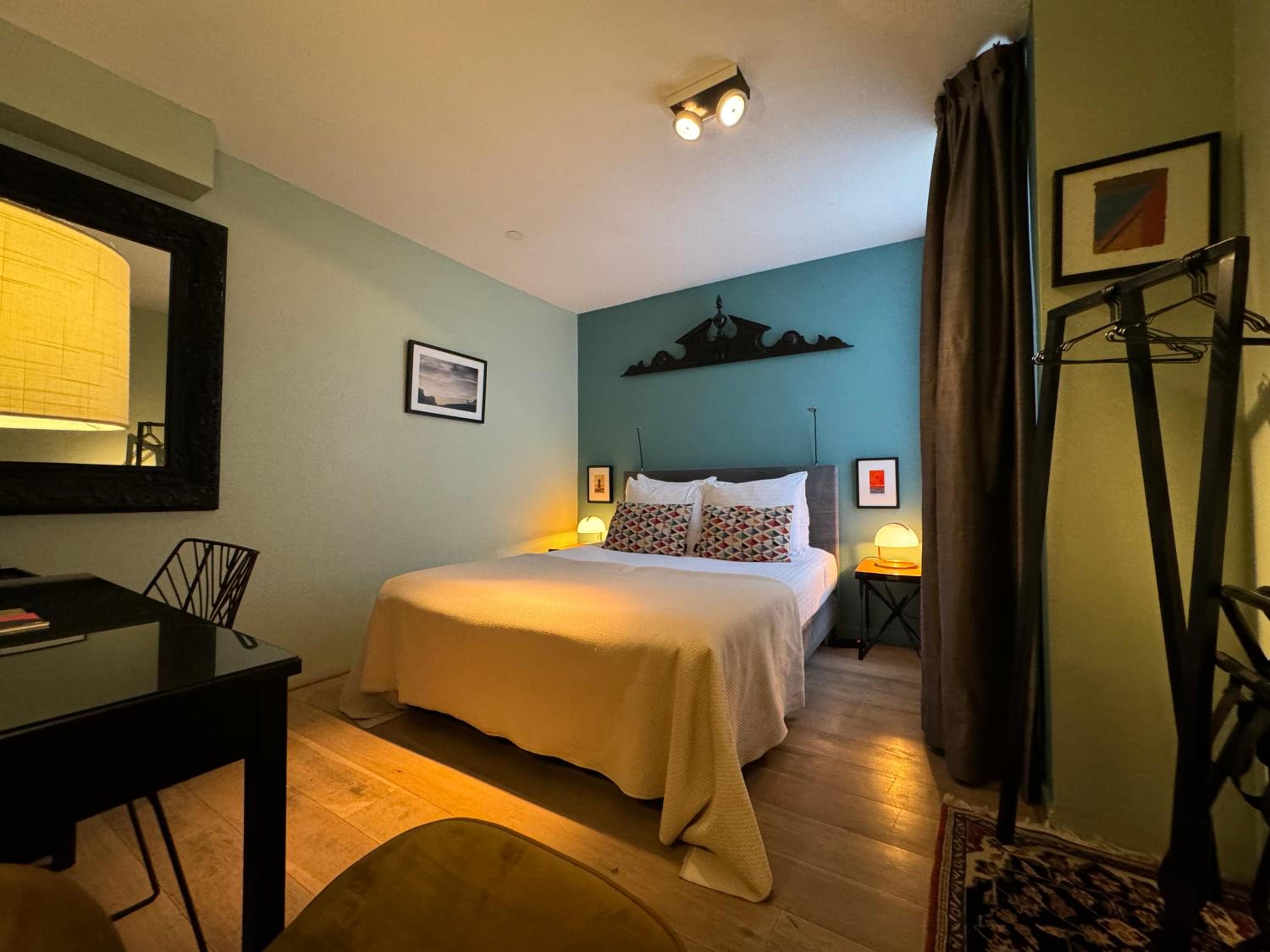 Décor Canal House