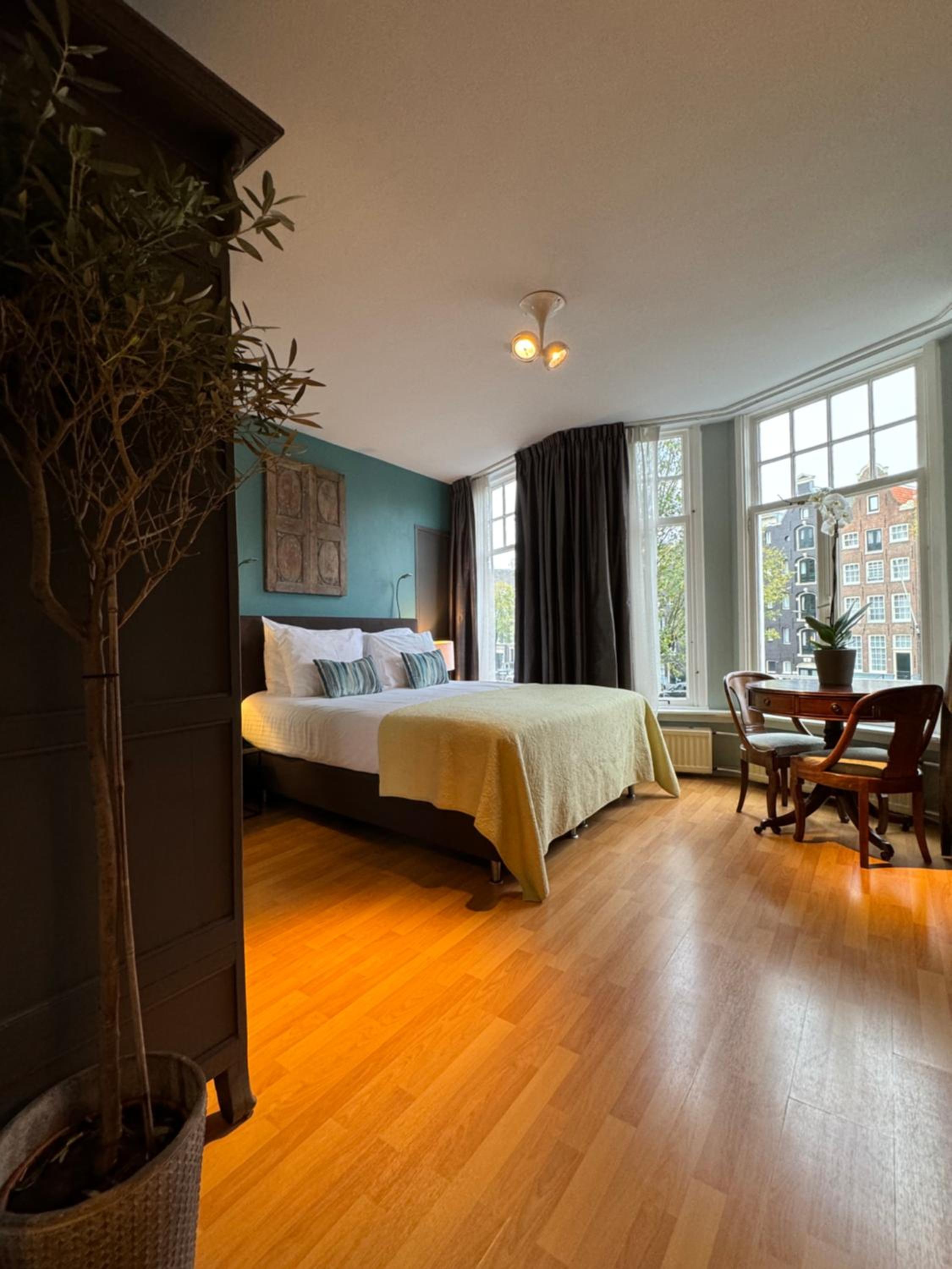 Décor Canal House