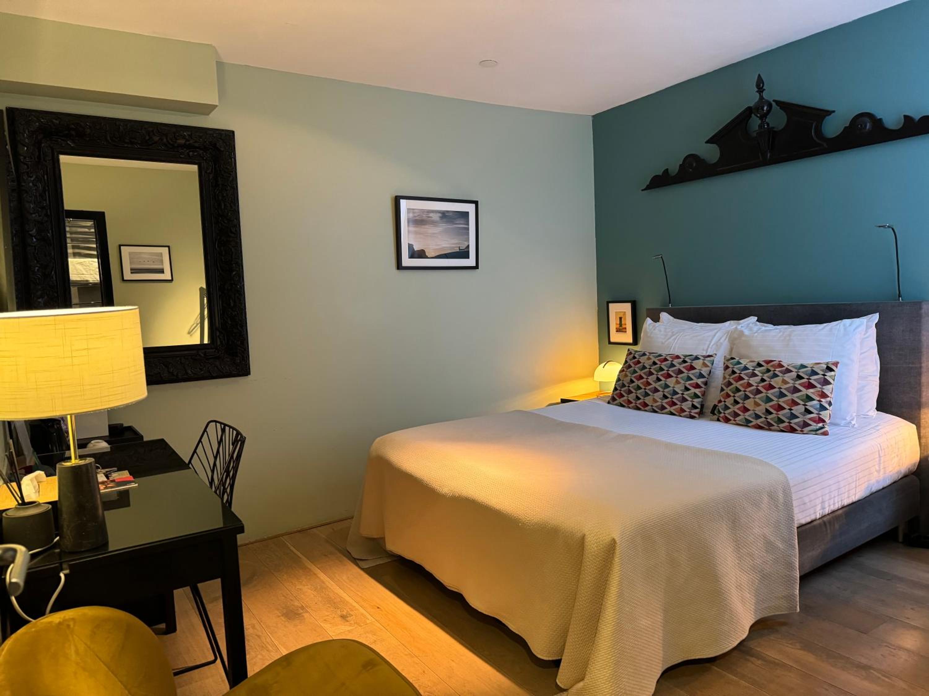 Décor Canal House