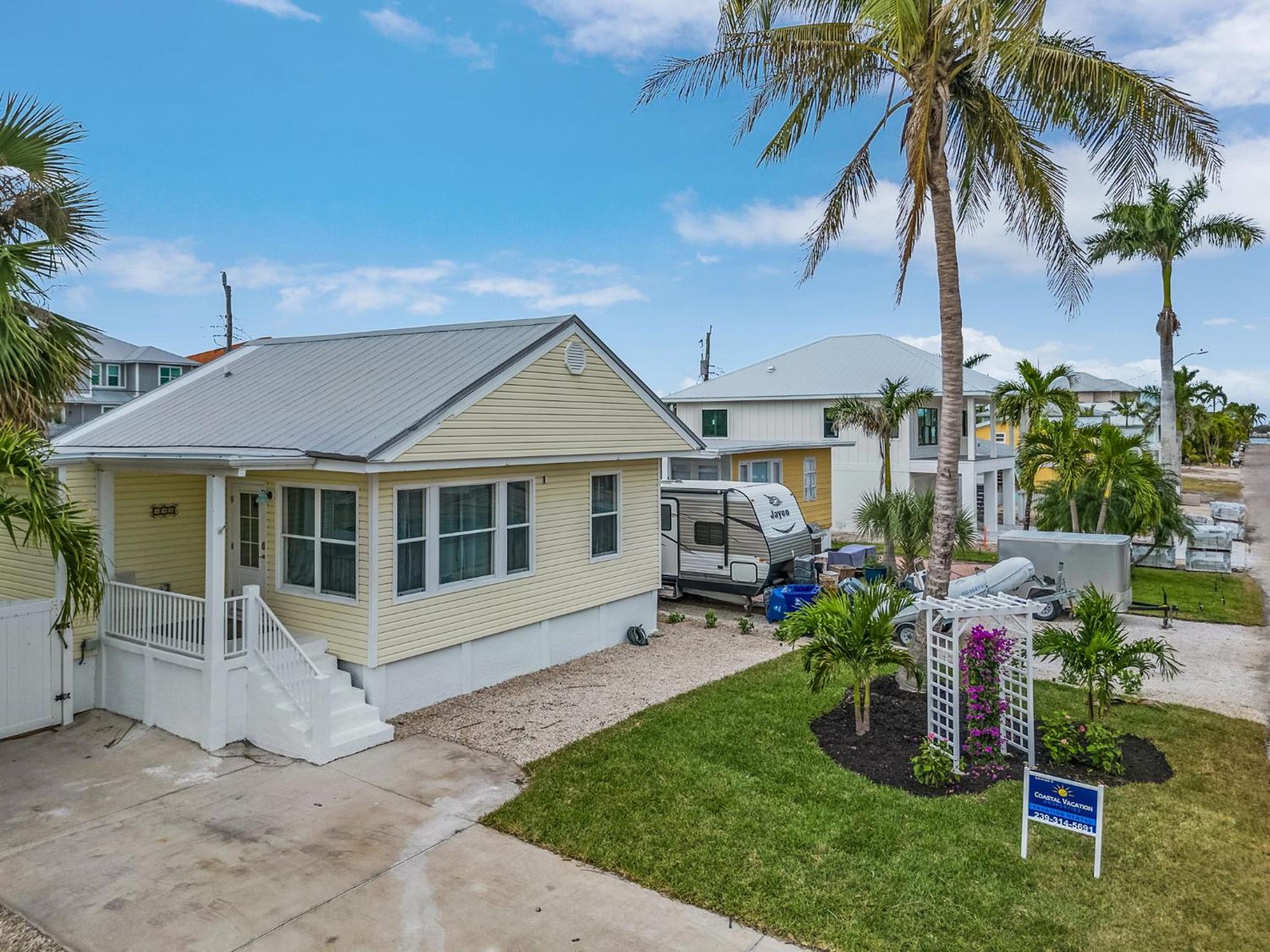 Beach Escape: Pool, Cozy Living, Close to the Gulf