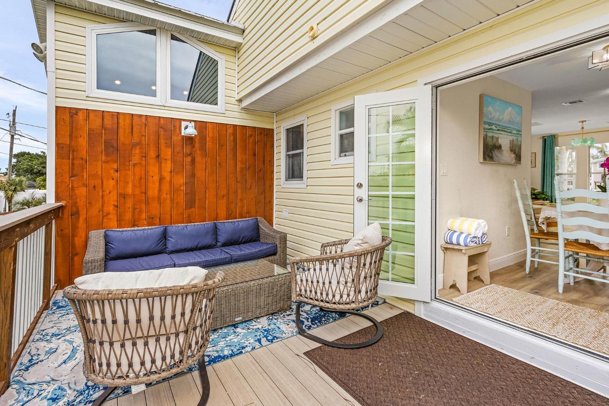 Beach Escape: Pool, Cozy Living, Close to the Gulf