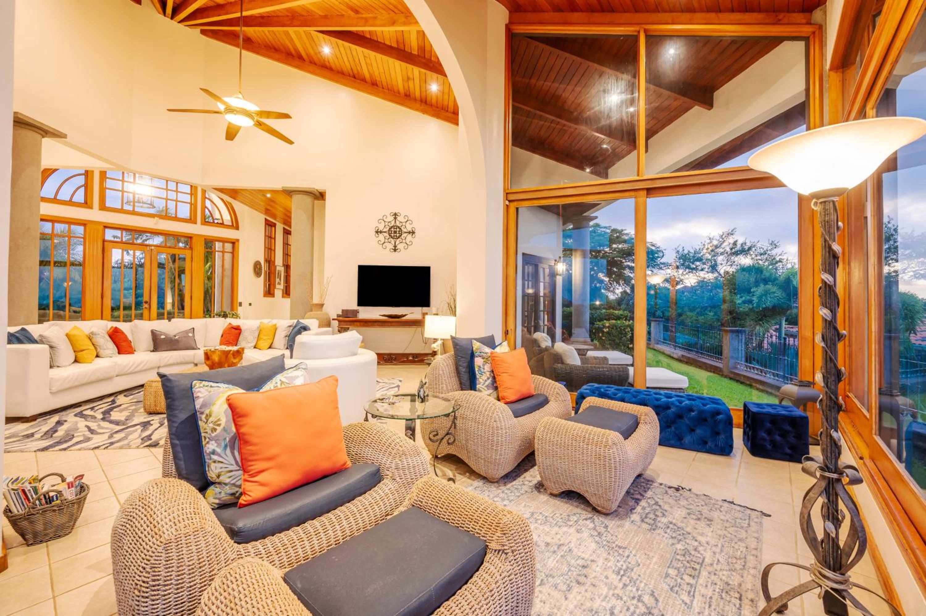 Casa Cole Top-of-the-World Villa w Pool Views