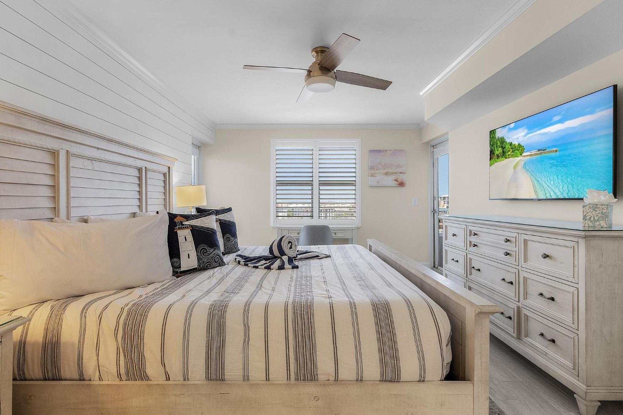 Gulffront Bliss: 3BR w/ Stunning Views & Pools view 4