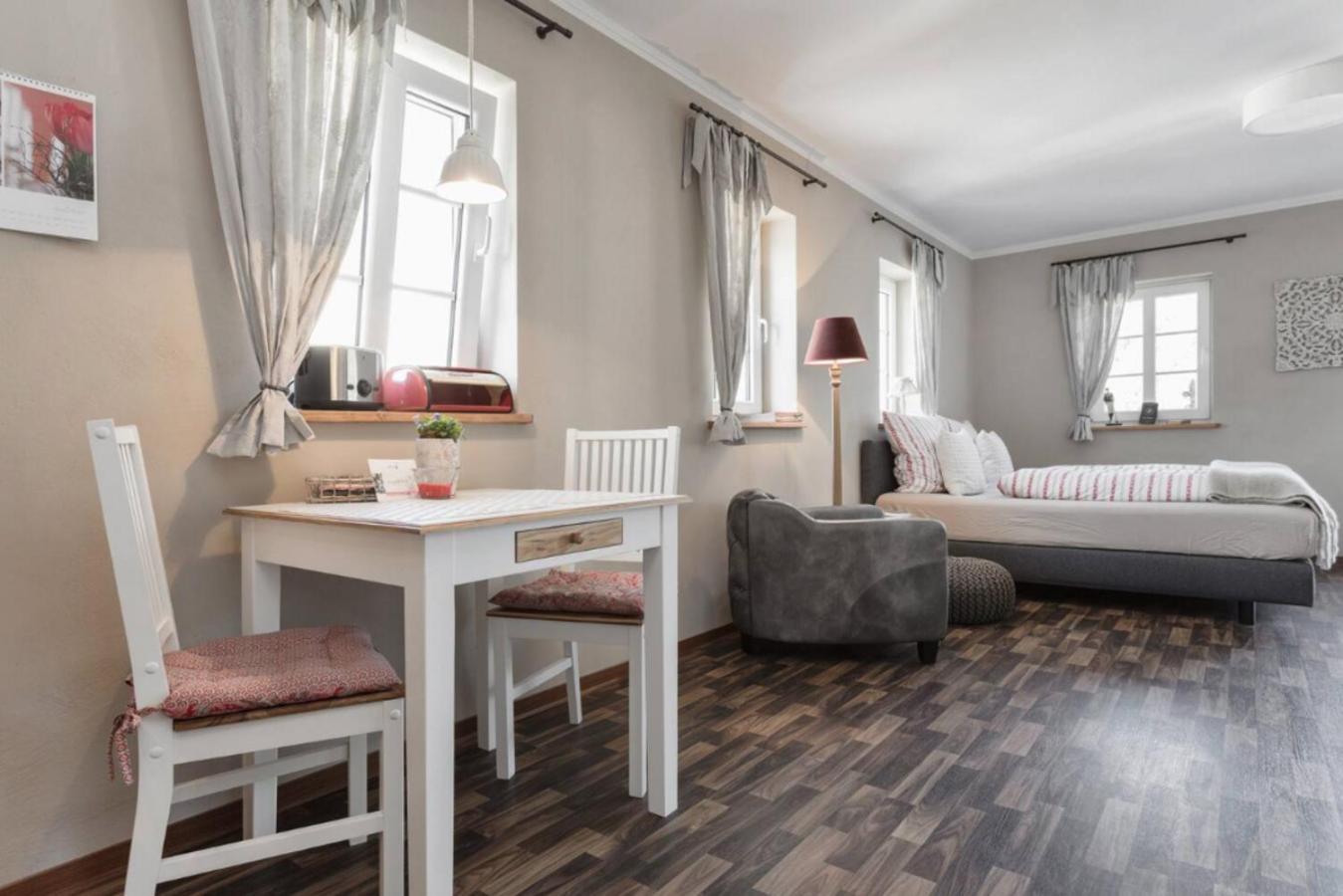 Pension Adele - Ruhig, direkt am Elberadweg & Badesee mit Balkon