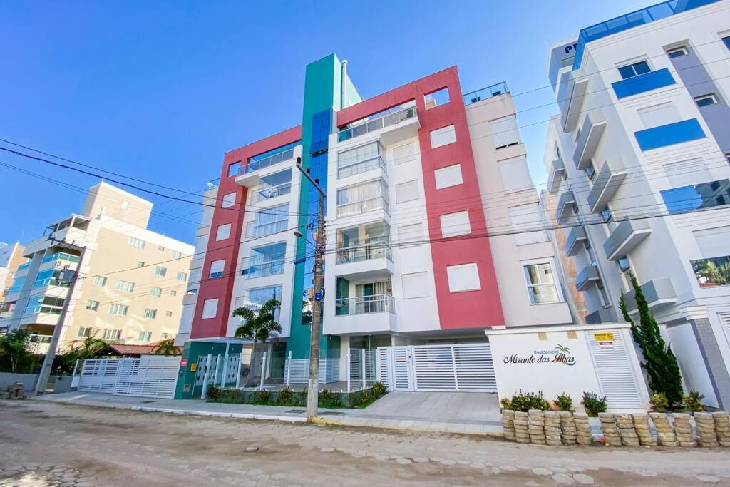 Apto amplo de 3 dormitórios próximo da praia -0222