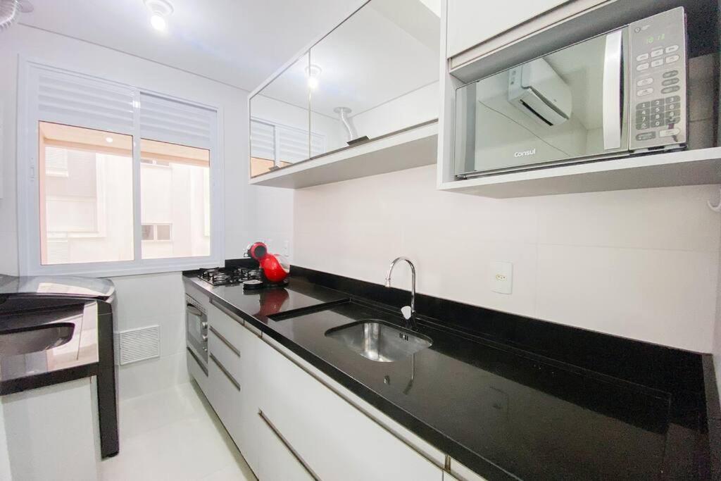 Apto amplo de 3 dormitórios próximo da praia -0222