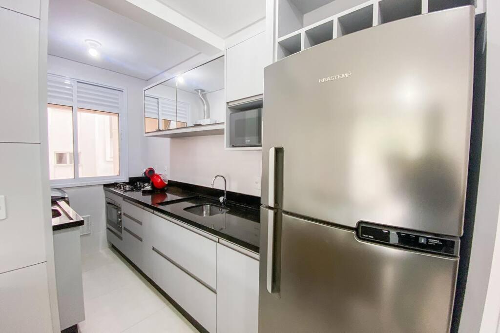 Apto amplo de 3 dormitórios próximo da praia -0222