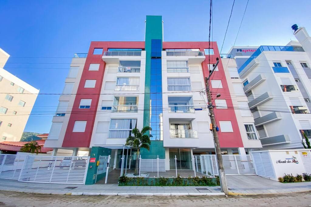 Apto amplo de 3 dormitórios próximo da praia -0222
