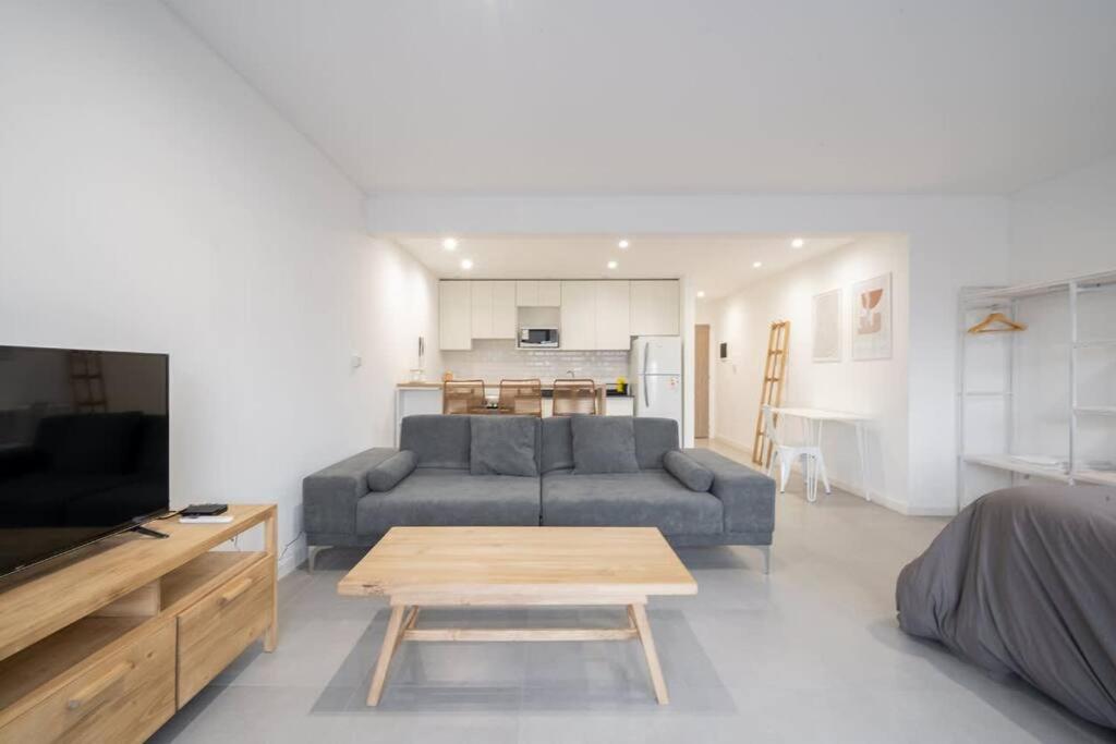 Chic Studio with Balcony Views by depptö