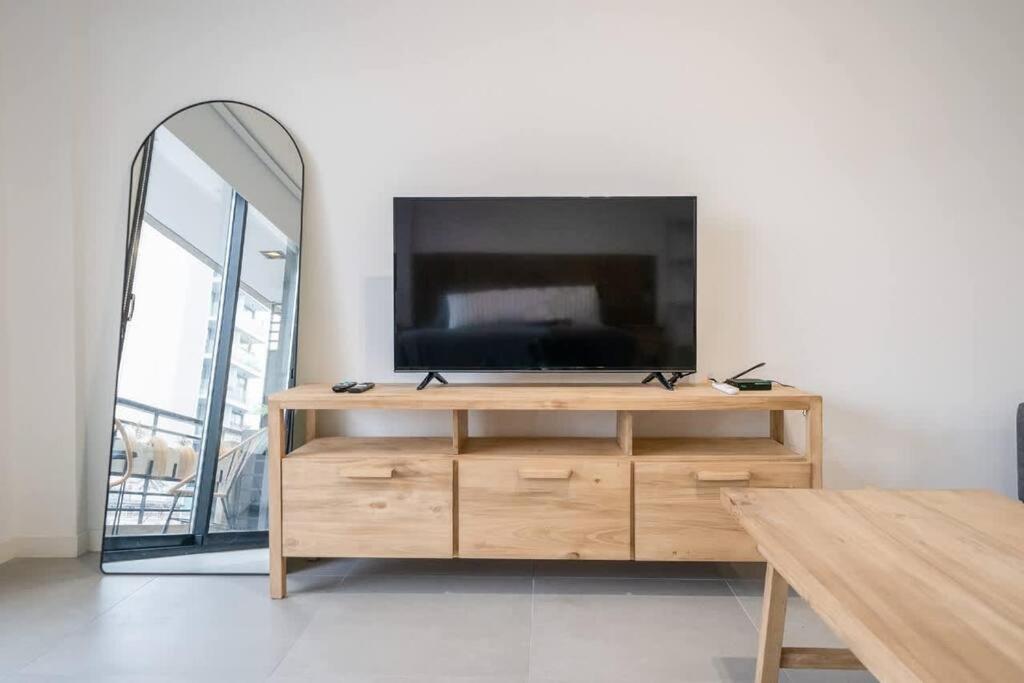 Chic Studio with Balcony Views by depptö