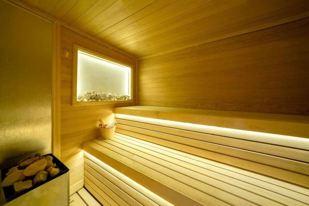 Chic Studio with Balcony Views by depptö