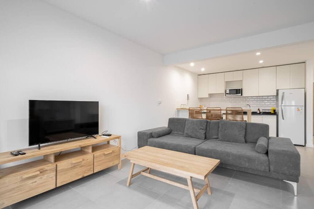 Chic Studio with Balcony Views by depptö
