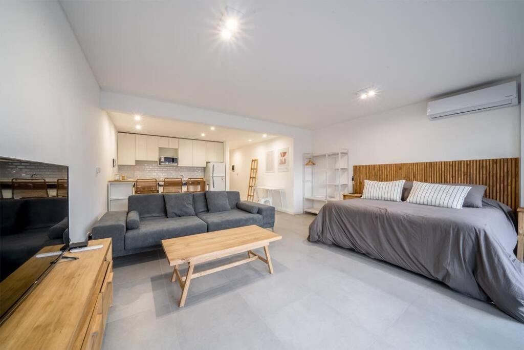 Chic Studio with Balcony Views by depptö
