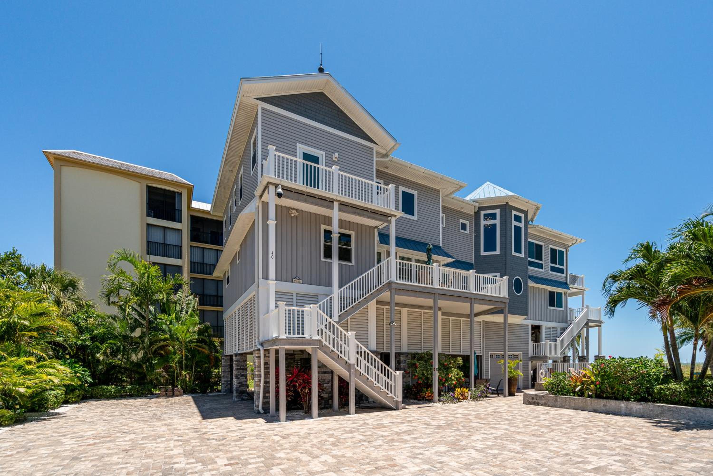 Island Haven: Two Units, Pool, Beach Proximity
