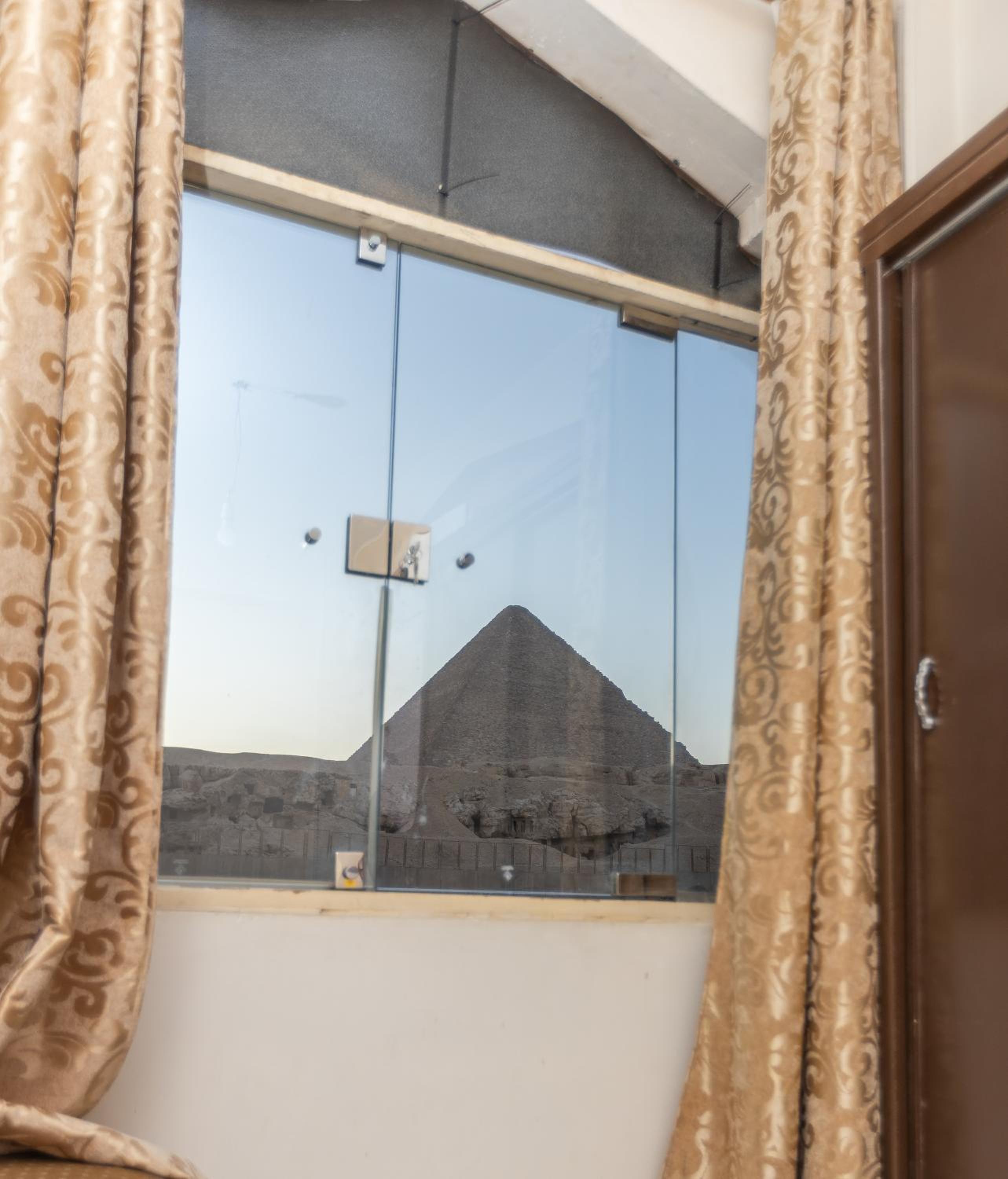 Grensha Pyramids inn