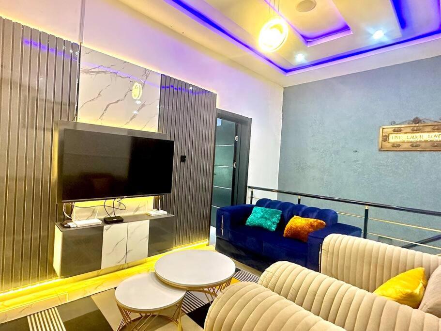 Luxe 4BR Duplex minutes from Atican Beach! view 4