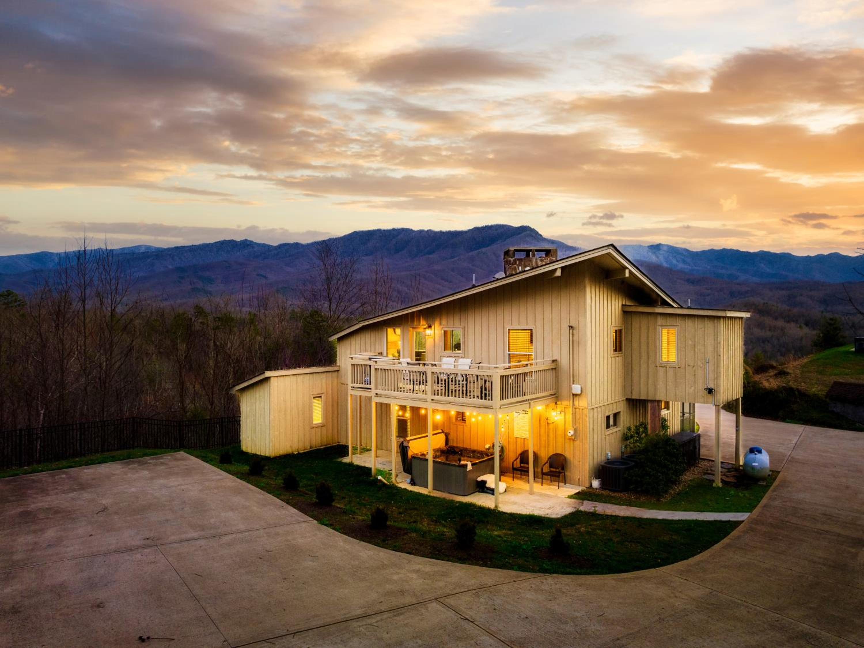 Panoramic Views-Fire Pit-Hot Tub-Arcade