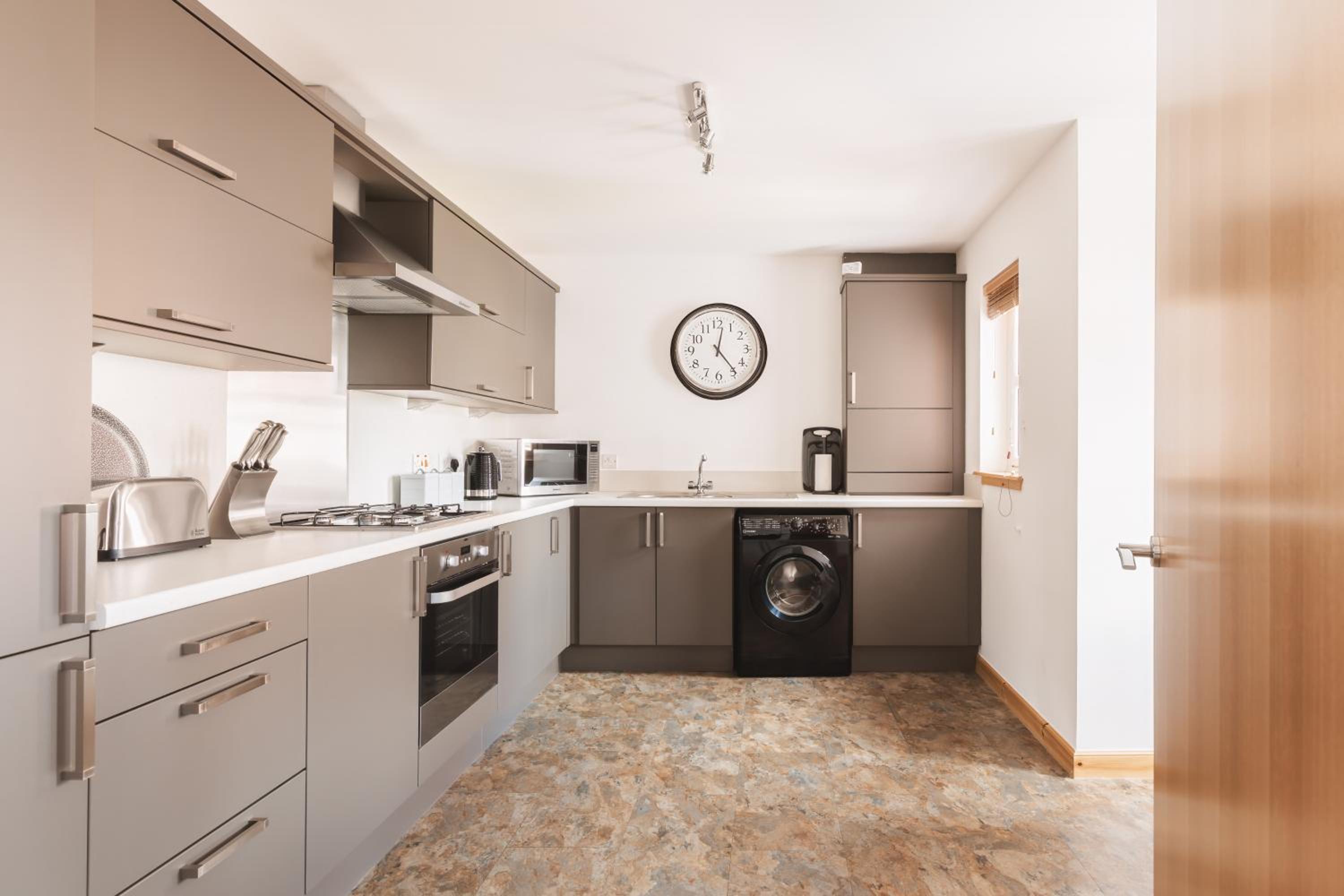 Apartment - 2 Bedrooms - Pet Friendly - Parking
