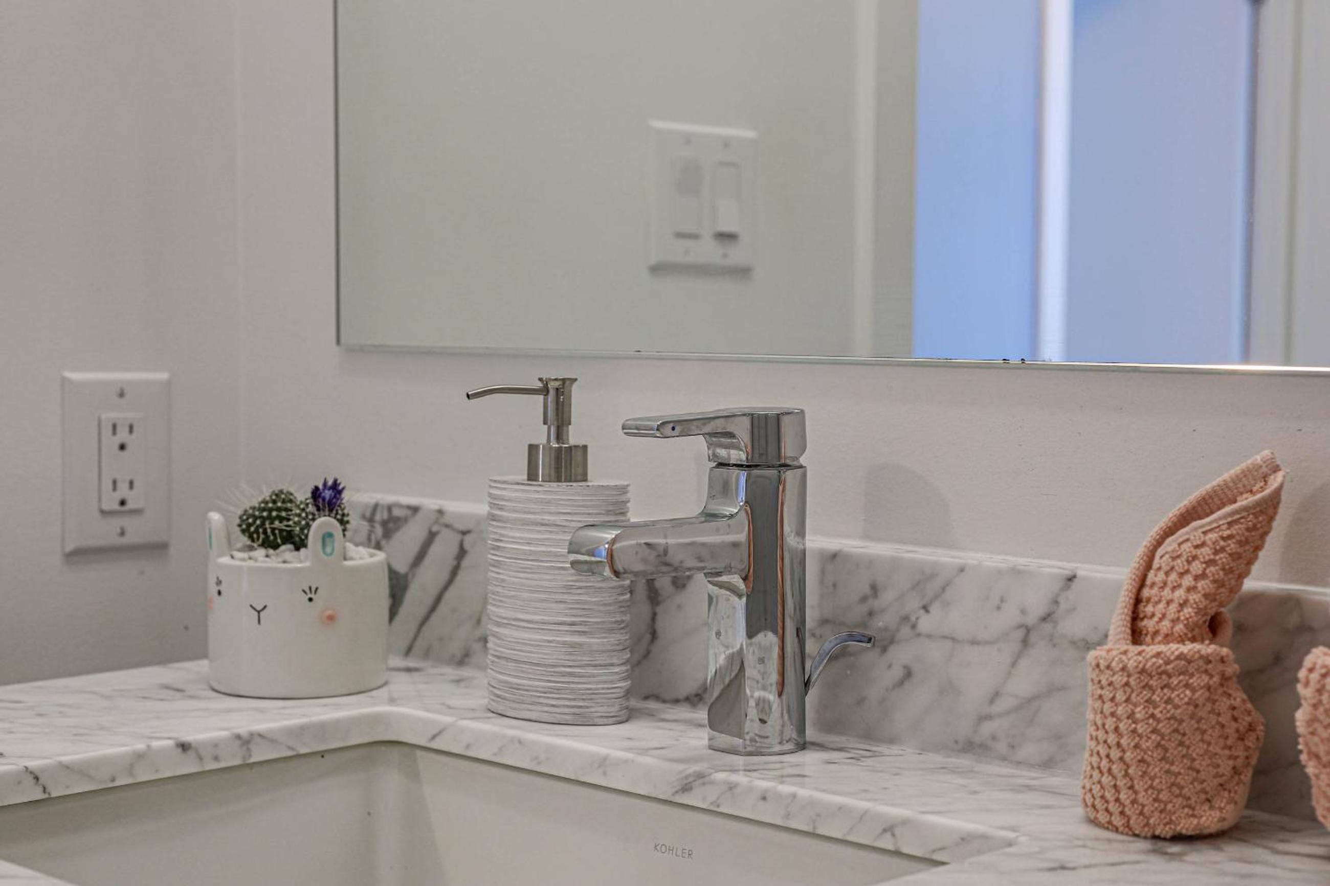 Luxury view in Toronto Downtown two bed room three bathroom one parking