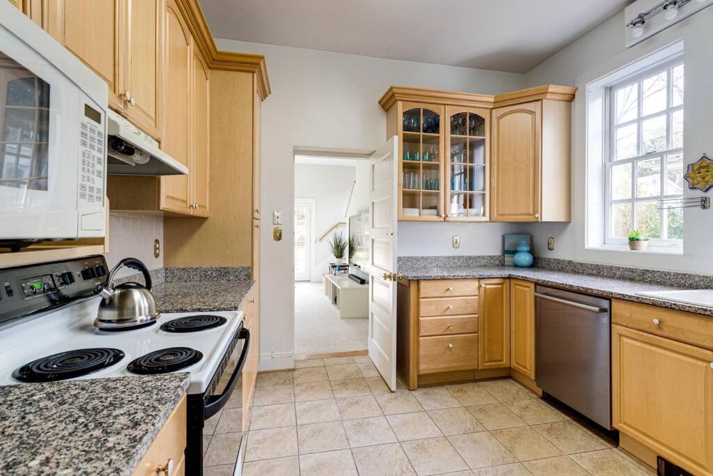 High-end 5Bdrm house in Alexandria City near metro and Old Town with free parking view 3