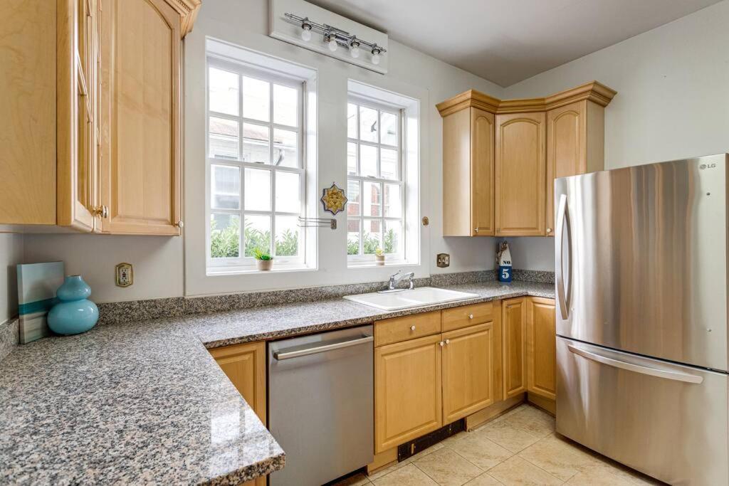 High-end 5Bdrm house in Alexandria City near metro and Old Town with free parking view 4
