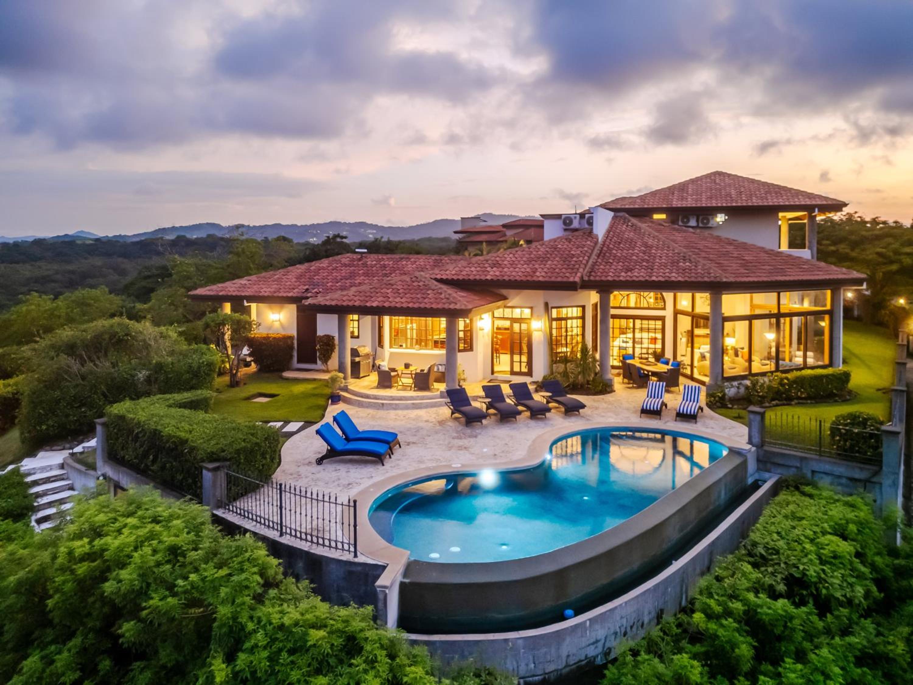 Casa Cole Top-of-the-World Villa w Pool Views