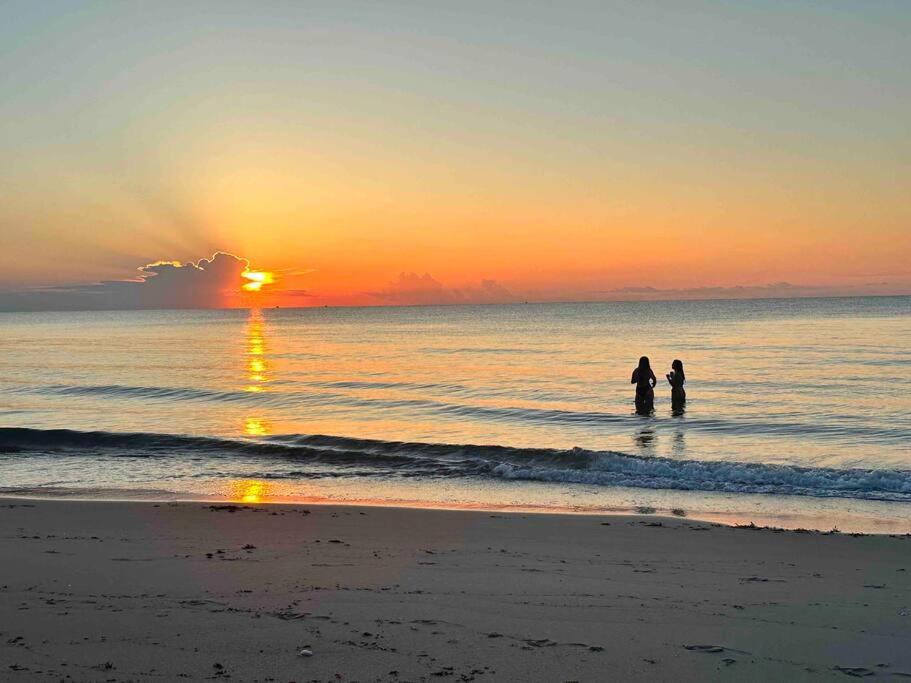 Spacious 4BR 2 5BA Family Retreat Pool Near Beach view 5