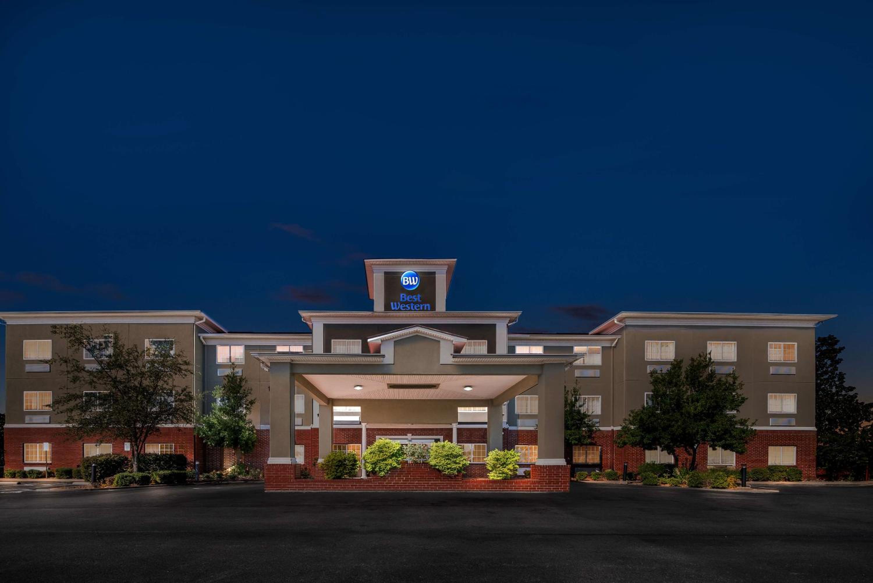 Pine Bluff Vacations - Best Western Presidential Hotel  Suites - Property Image 1