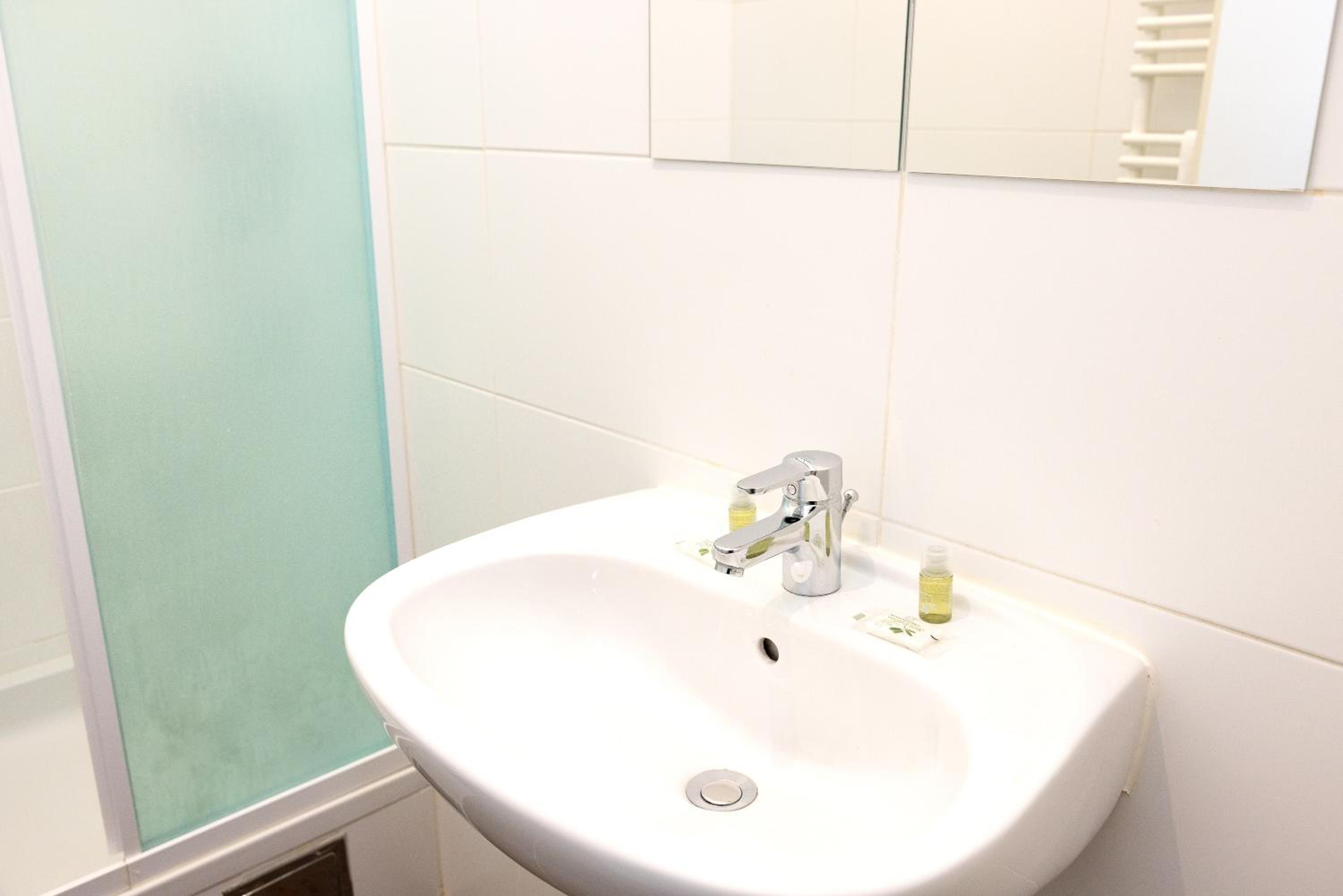 Calm & Cosy Apartment with Free Parking