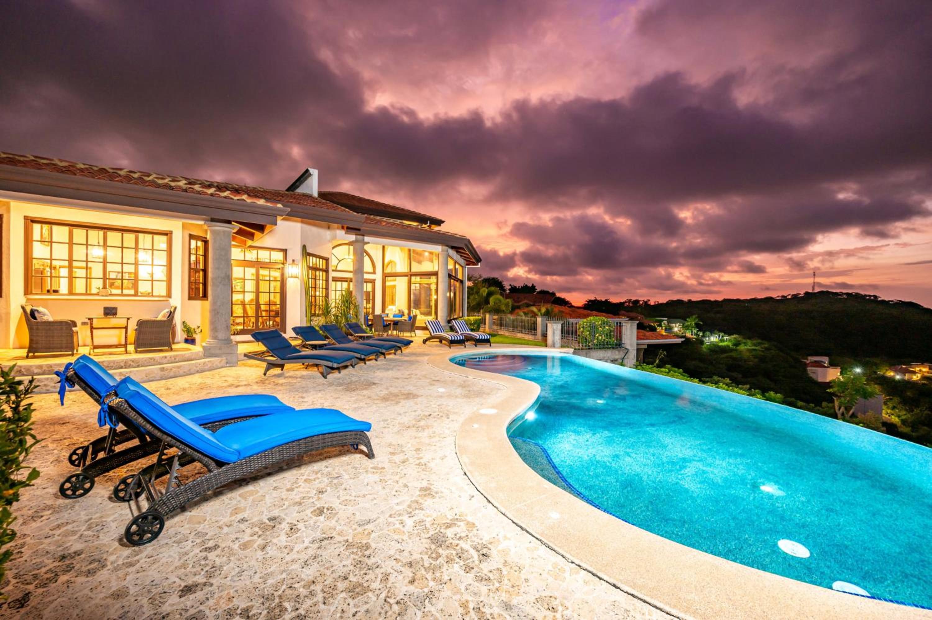 Casa Cole Top-of-the-World Villa w Pool Views