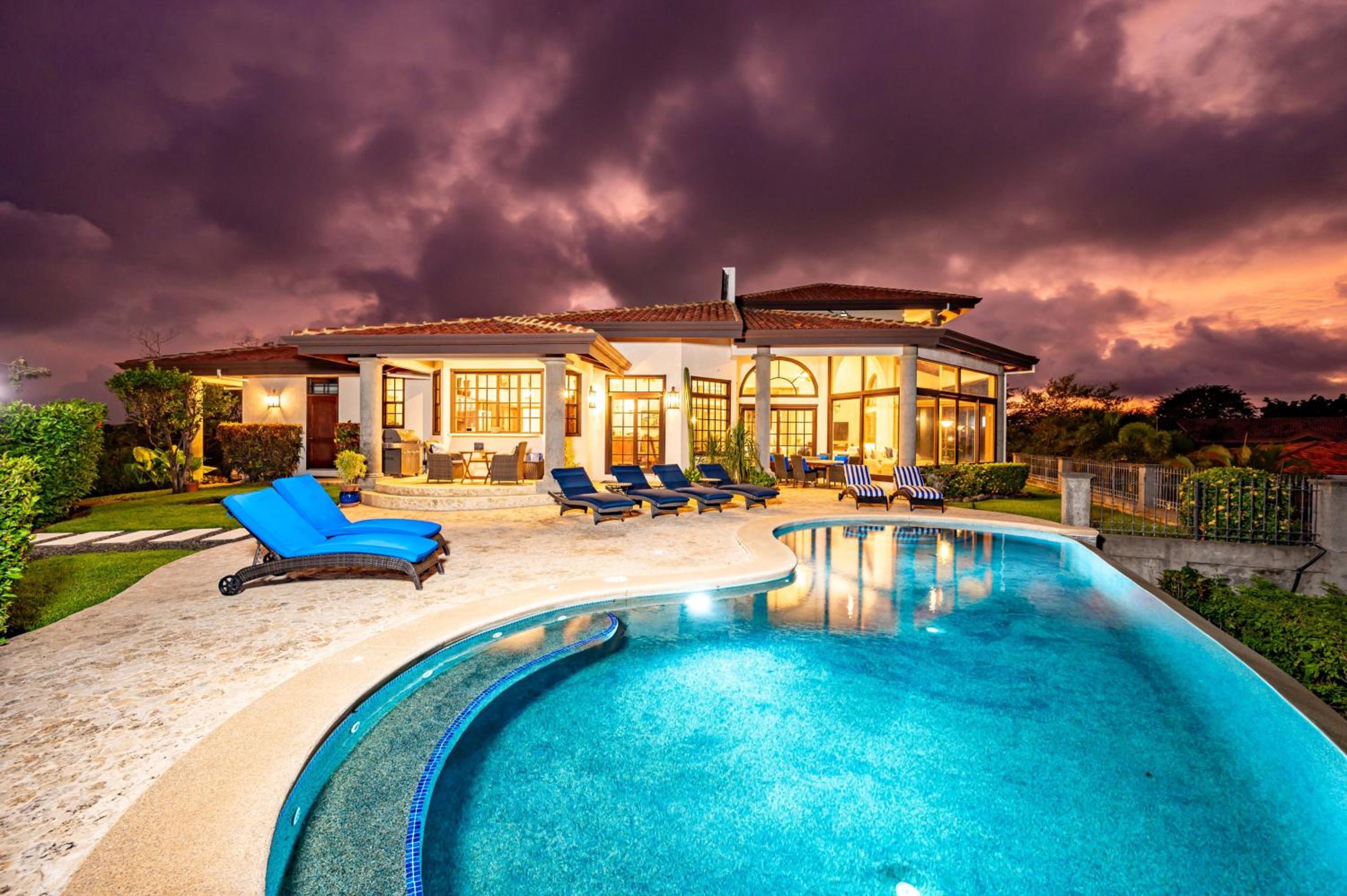 Casa Cole Top-of-the-World Villa w Pool Views