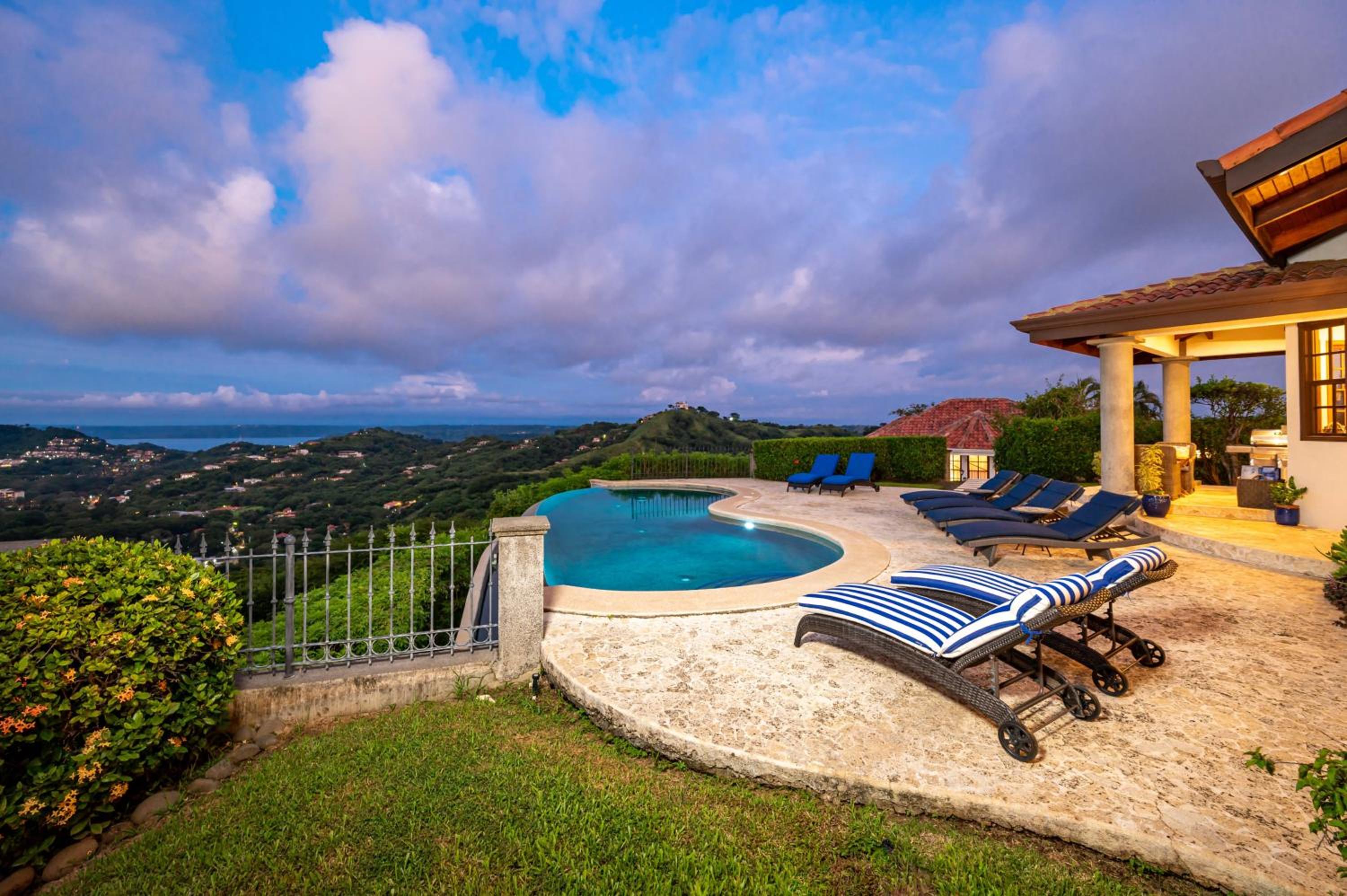 Casa Cole Top-of-the-World Villa w Pool Views