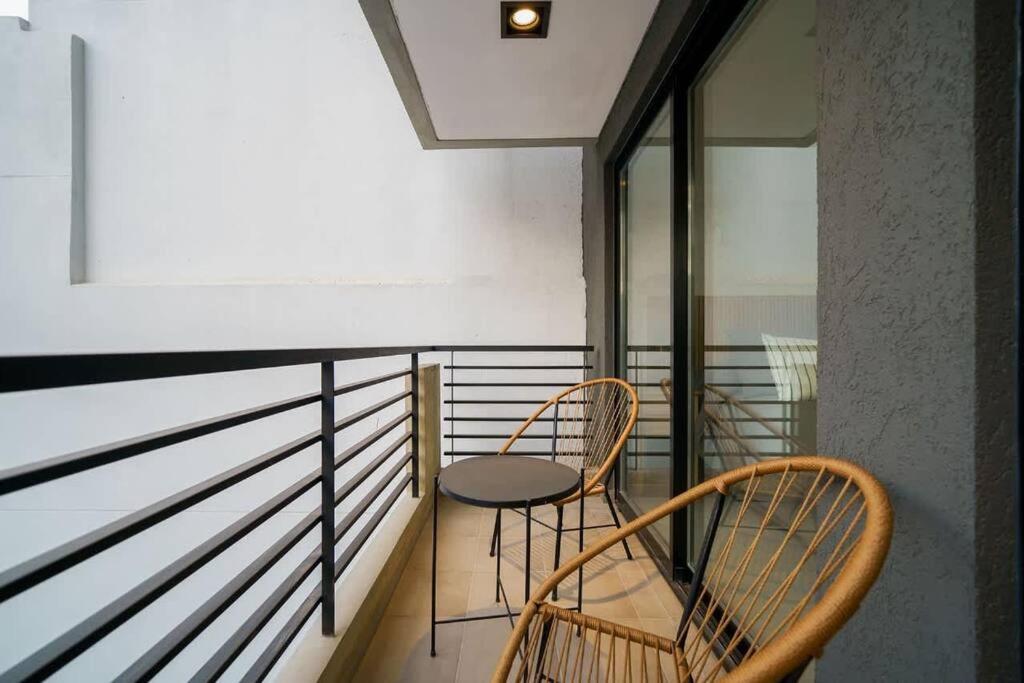 Studio Getaway, King Bed & Rooftop BBQ by depptö