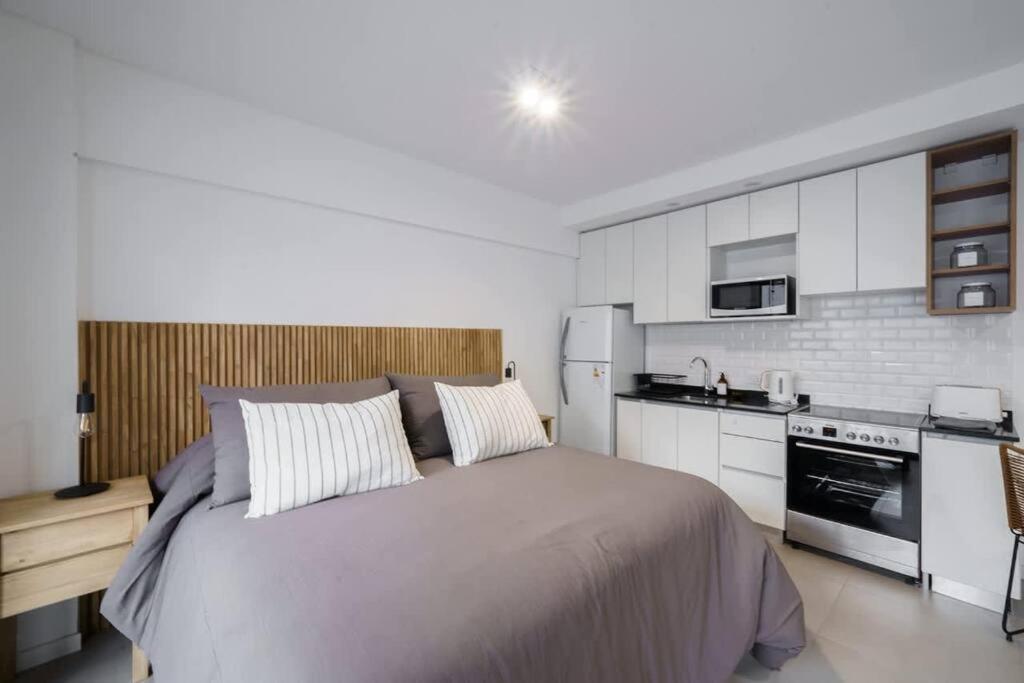 Studio Getaway, King Bed & Rooftop BBQ by depptö
