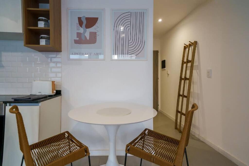 Studio Getaway, King Bed & Rooftop BBQ by depptö