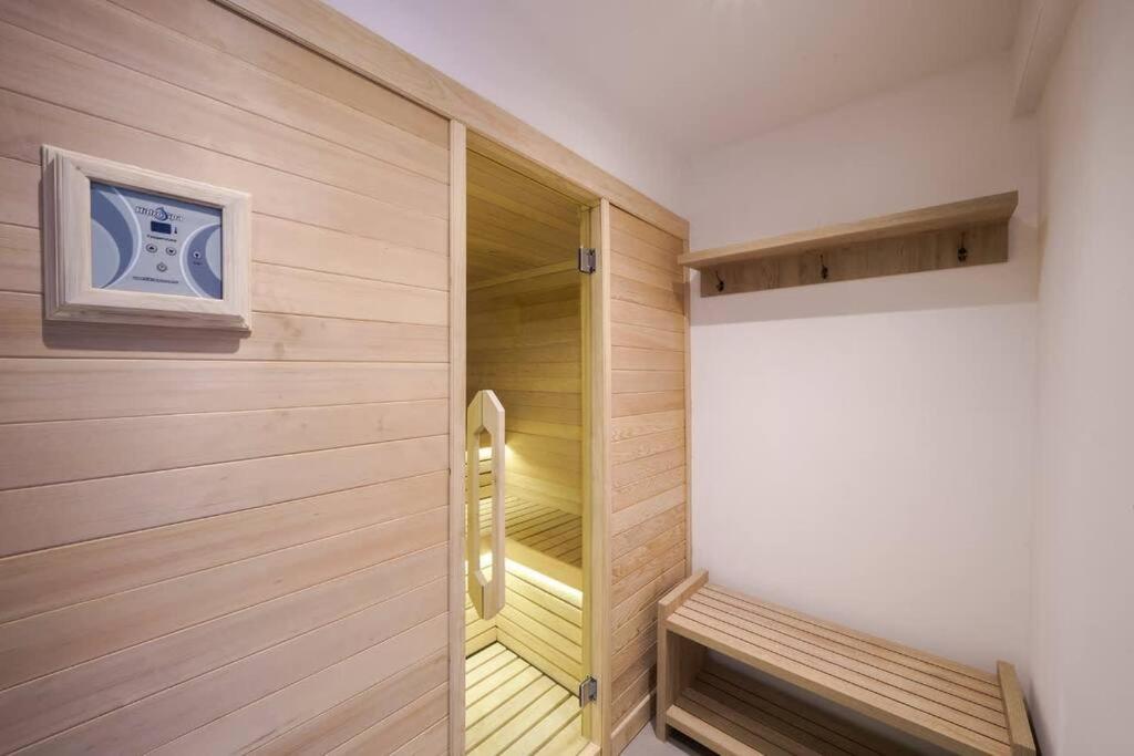 Studio Getaway, King Bed & Rooftop BBQ by depptö